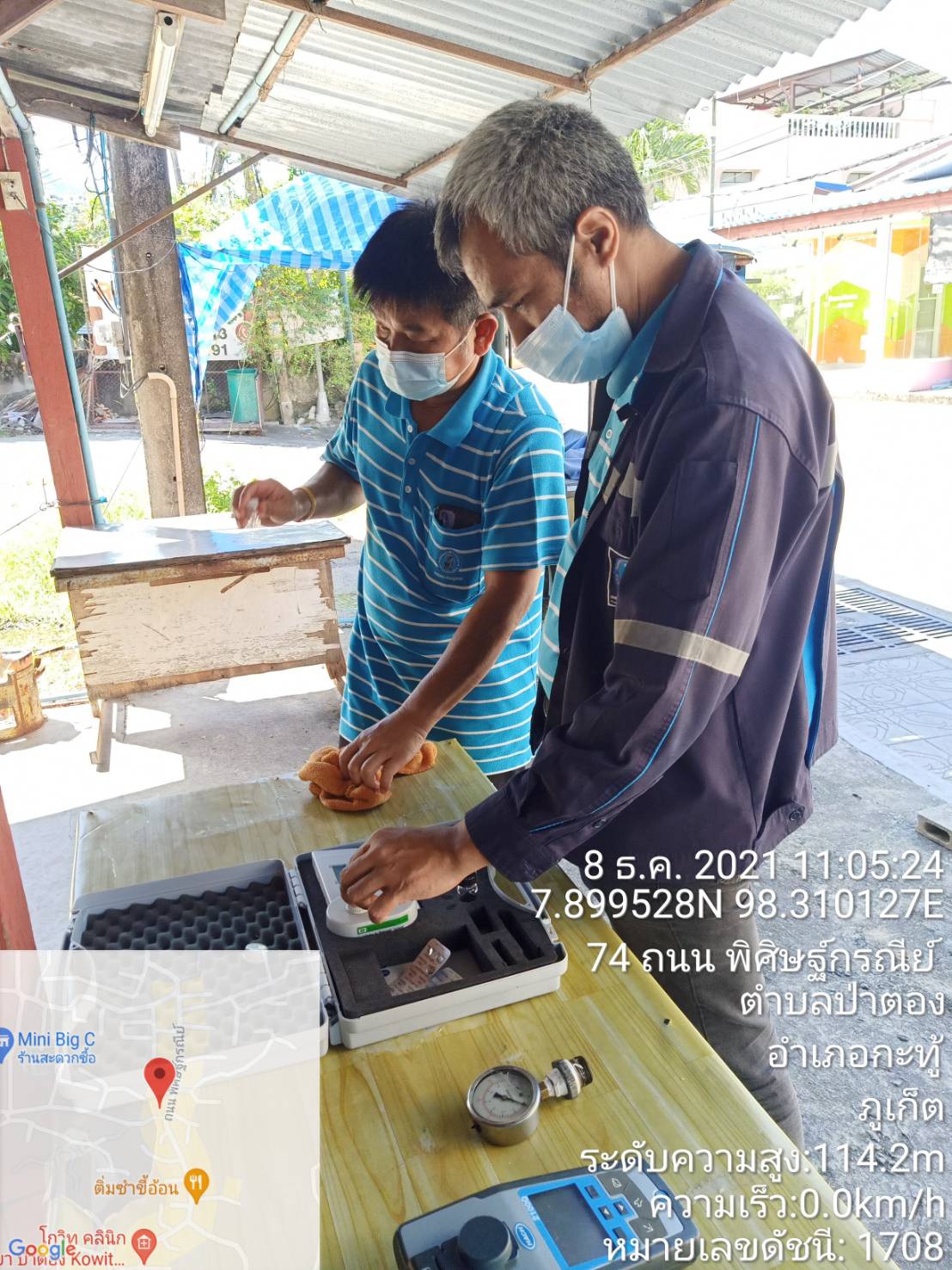 กปภ.สาขาภูเก็ต วันนี้ (8 ธันวาคม 2564) การประปาส่วนภูมิภาคสาขาภูเก็ต ภายใต้การบริหารงานโดย นายไกรสร มะหะหมัด ผจก.กปภ.สาขาภูเก็ต ลงพื้นที่ตรวจสอบคุณภาพน้ำปลายท่อ บริเวณพื้นที่ถนนพิศิษฐ์กรณี ต.ป่าตอง อ.กะทู้