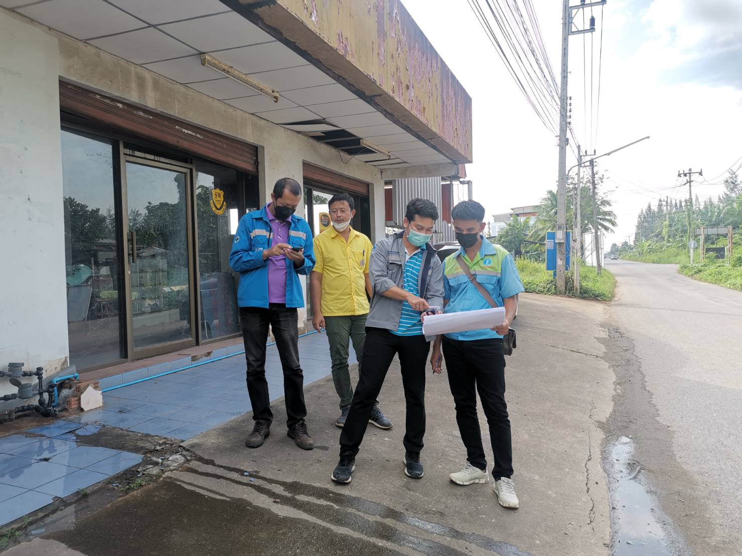 วันพฤหัสบดีที่ 16 ธันวาคม 2564 นายสุรพงศ์ สมหวัง ผู้จัดการ กปภ.สาขากาญจนดิษฐ์ พร้อมหัวหน้างานและพนักงานในสังกัดร่วมกับงานน้ำสูญเสีย กองระบบจำหน่าย การประปาส่วนภุมิภาคเขต 4 สุราษฎร์ธานี ลงพื้นที่โซนจ่ายน้ำท่าทองใหม่เพื่อตรวจสอบ​ประตูน้ำ ทำ zero test โซนจ่ายน้ำท่าทอง ต่อไป