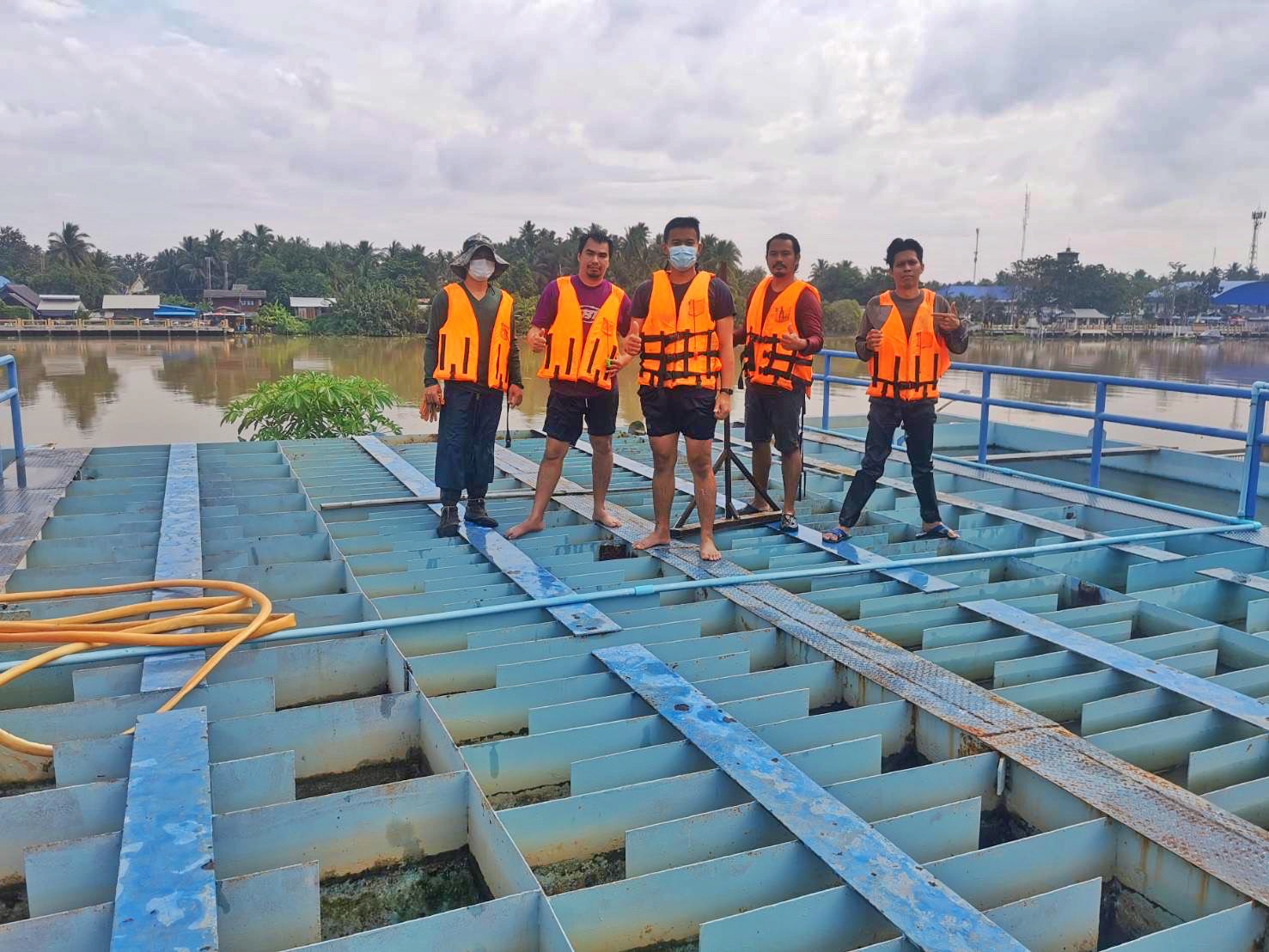 กปภ.สาขาสมุทรสงคราม ล้างถังตกตะกอนตามแผนโครงการจัดการน้ำสะอาด (WSP) ณ สถานีผลิตน้ำวัดเกตการาม