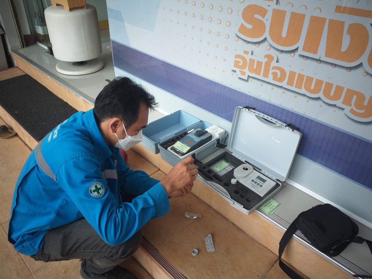วันพฤหัสบดีที่ 23 ธันวาคม 2564 การประปาส่วนภูมิภาคสาขากาญจนดิษฐ์ภายใต้การบริหารงานโดย นายสุรพงศ์ สมหวัง ผู้จัดการการประปาส่วนภูมิภาคสาขากาญจนดิษฐ์ มอบหมายงานผลิต ดำเนินการตรวจวัดคุณภาพน้ำในระบบจำหน่าย โดยลงพื้นที่ตลาดกาญจนดิษฐ์ ตำบลกะแดะ อำเภอกาญจนดิษฐ์ จังหวัดสุราษฎร์ธานี เพื่อตรวจคุณภาพน้ำประปาตามมาตรฐานการให้บริการของกปภ.และกรมอนามัย ซึ่งผลการตรวจสอบอยู่ในเกณฑ์มาตรฐานตามที่ กปภ.กำหนด