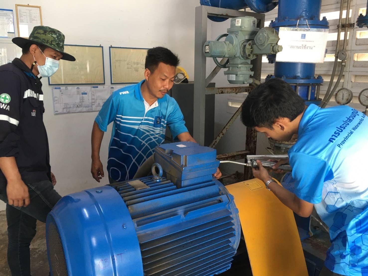กปภ.สาขาสมุทรสงคราม ปรับปรุงจุดวัดระดับน้ำดับ และ OJT บำรุงรักษาเครื่องจักรกลแก่พนักงานในสังกัด ณ สถานีผลิตน้ำวัดเกตการาม (Mobile​ Plant) และสถานีจ่ายน้ำบางคนที