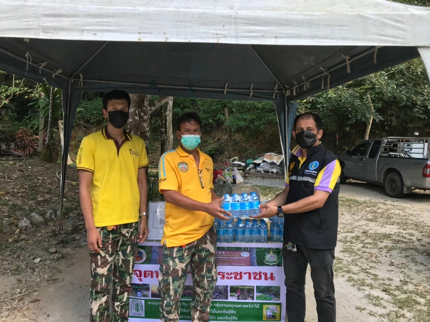 กปภ.สาขาระนอง สนับสนุนน้ำดื่ม จุดบริการประชาชนช่วงเทศกาลปีใหม่ ประจำปี 2565
