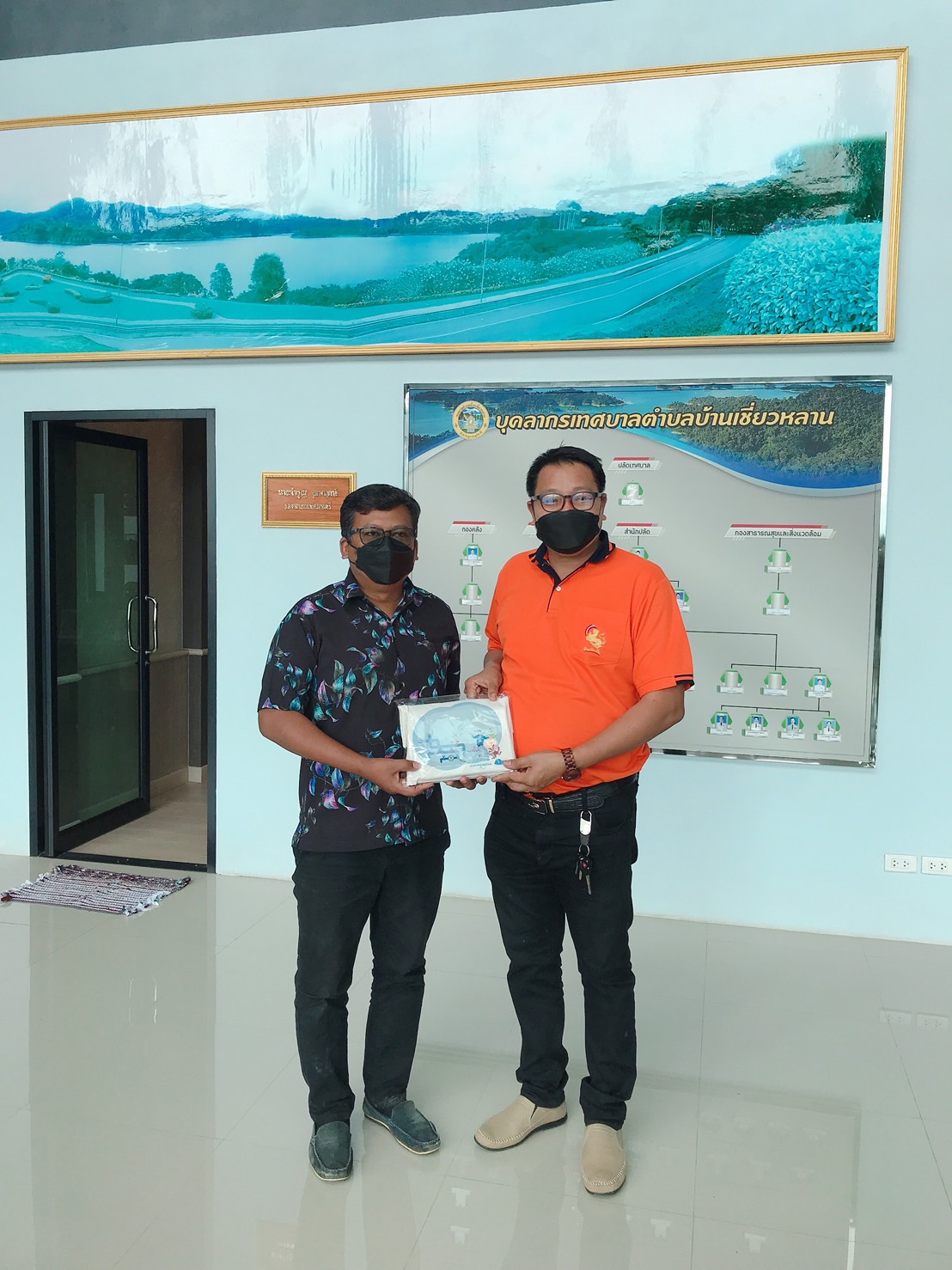 การประปาส่วนภูมิภาคสาขาบ้านตาขุน เข้าพบผู้ใช้น้ำรายใหญ่ทั้งภาครัฐและเอกชน พร้อมทั้งมอบของที่ระลึก