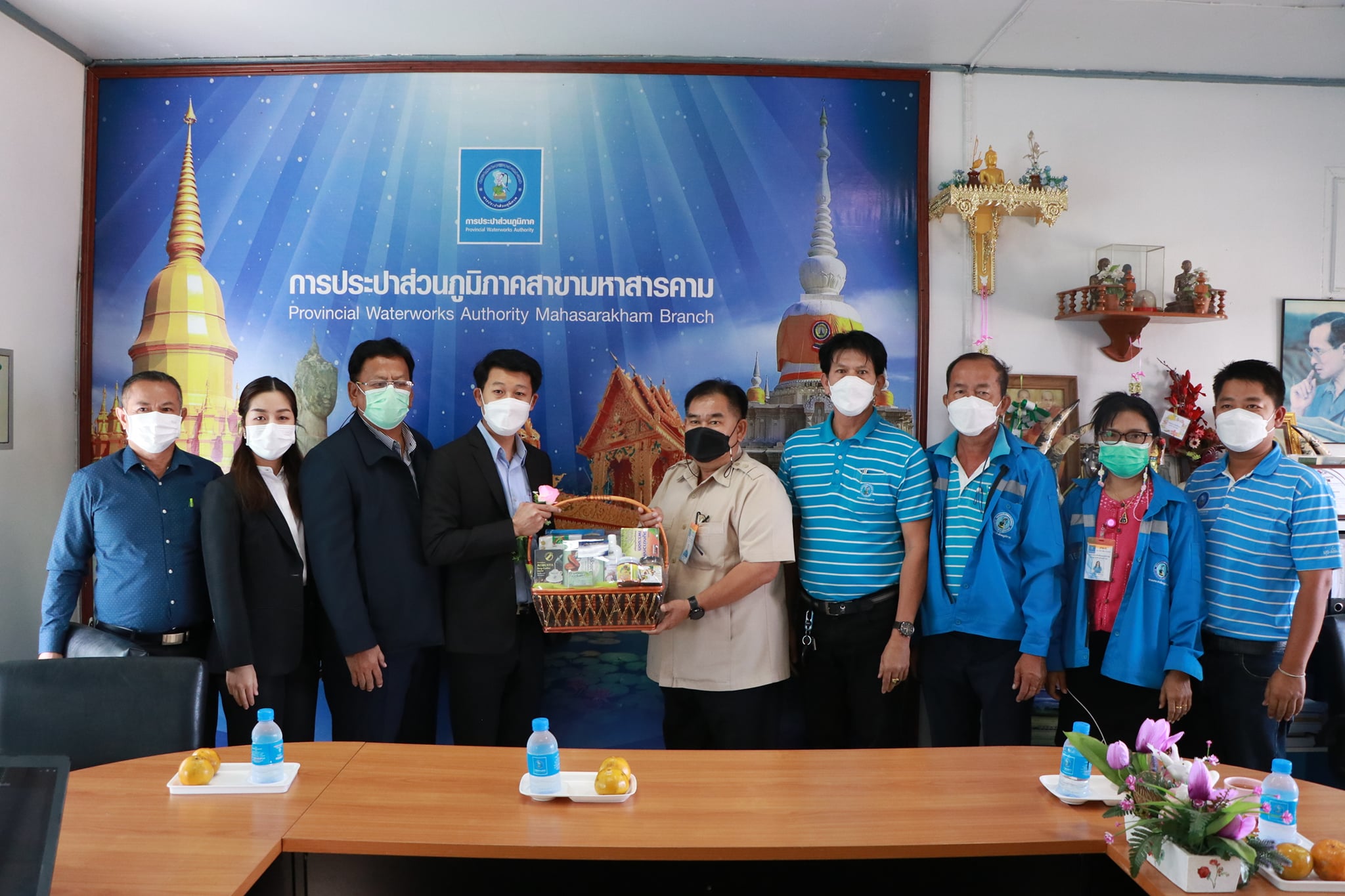 กปภ.สาขามหาสารคาม ให้การต้อนรับ นายภาคิน ติระพงศ์ไพบูลย์ นายกเทศมนตรีเมืองมหาสารคาม พร้อมคณะผู้บริหาร ในการเข้ามอบกระเช้าสวัสดีปีใหม่ 2565