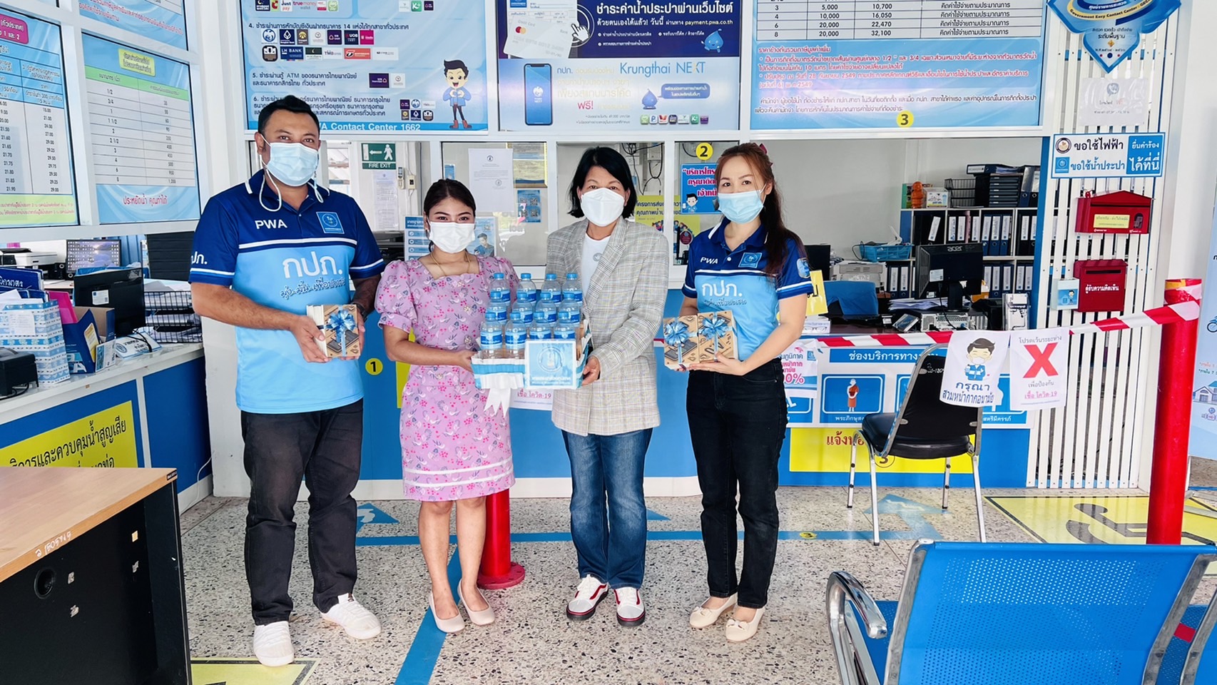 การประปาส่วนภูมิภาคสาขาไชยา มอบน้ำดื่มบรรจุขวดตราสัญลักษณ์ กปภ. จำนวน 120 ขวด แก่ กศน.อำเภอไชยา เพื่อใช้ในกิจกรรม ศ.ค.ส ศึกษาธิการ ส่งความสุขให้น้องปีที่ 3