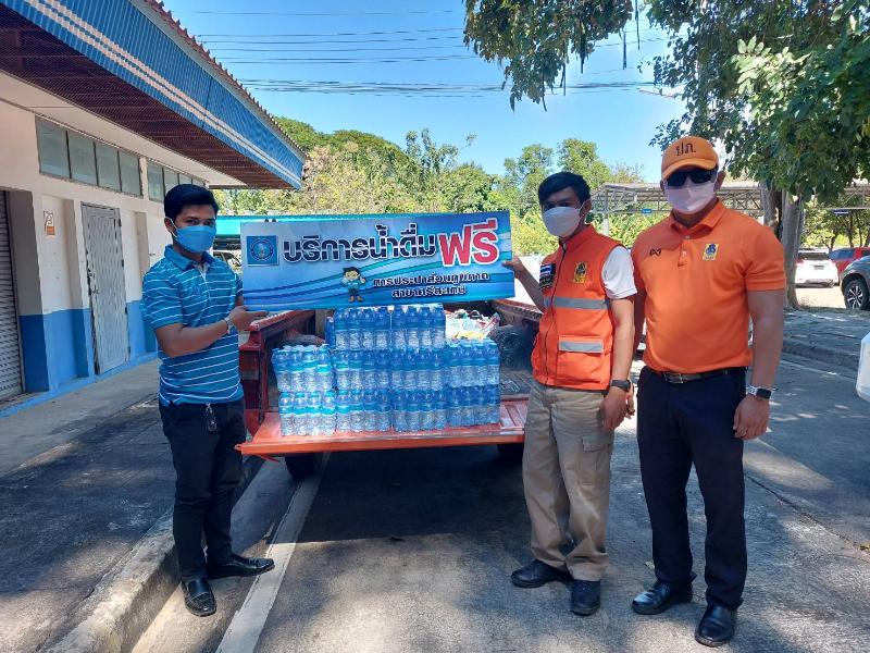กปภ.สาขาศรีสะเกษมอบน้ำดื่มสนับสนุนให้แก่เจ้าหน้าที่ผู้ปฏิบัติงานในการป้องกันและลดอุบัติเหตุทางถนนช่วงเทศกาลปีใหม่ 2565
