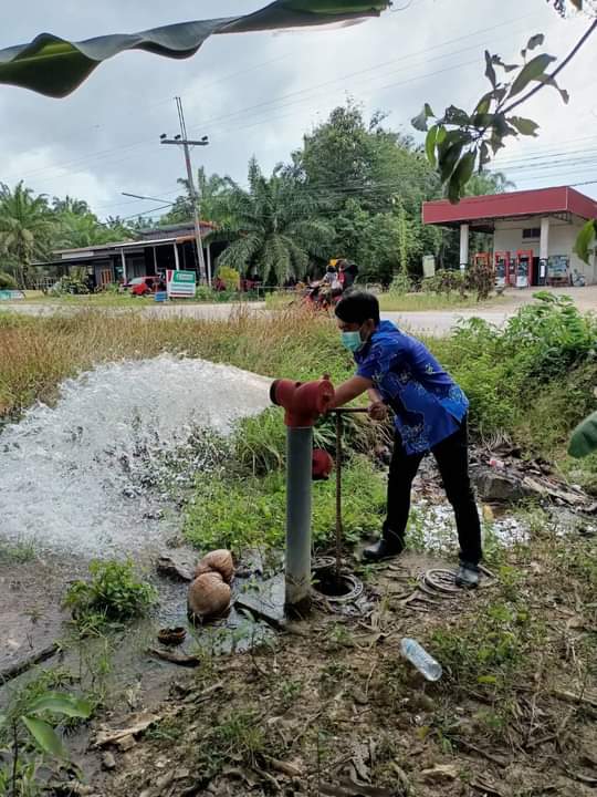 การประปาส่วนภูมิภาคสาขาคลองท่อมเปิดล้างตะกอนระบายในเส้นท่อจ่ายน้ำ (Blow off) ผ่านหัวดับเพลิง โดยลงพื้นที่บริเวณพื้นที่ตำบลคลองท่อมใต้ อำเภอคลองท่อม จังหวัดกระบี่