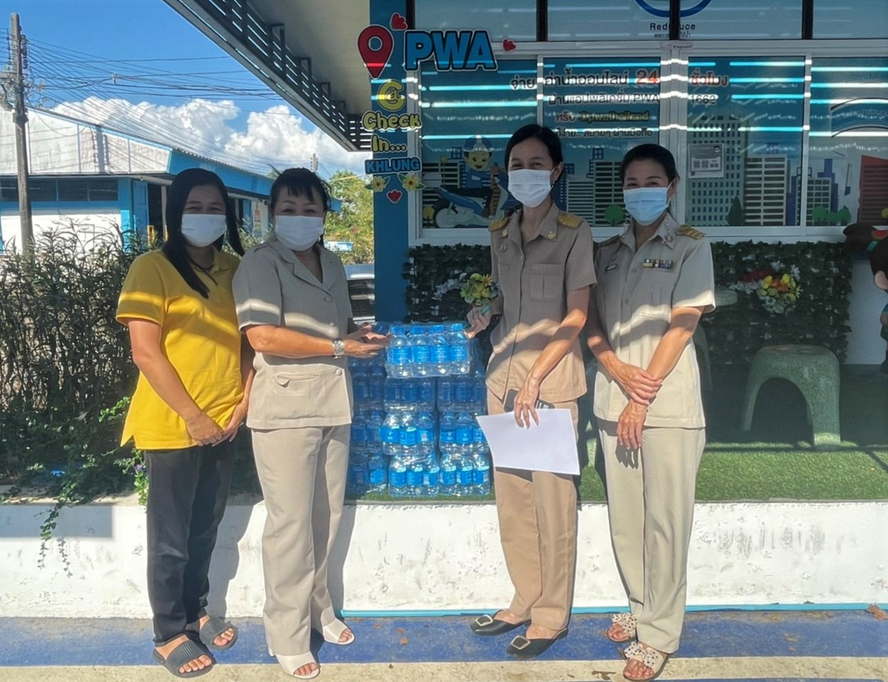 กปภ.สาขาขลุง มอบน้ำดื่มบรรจุขวดตราสัญลักษณ์ กปภ.