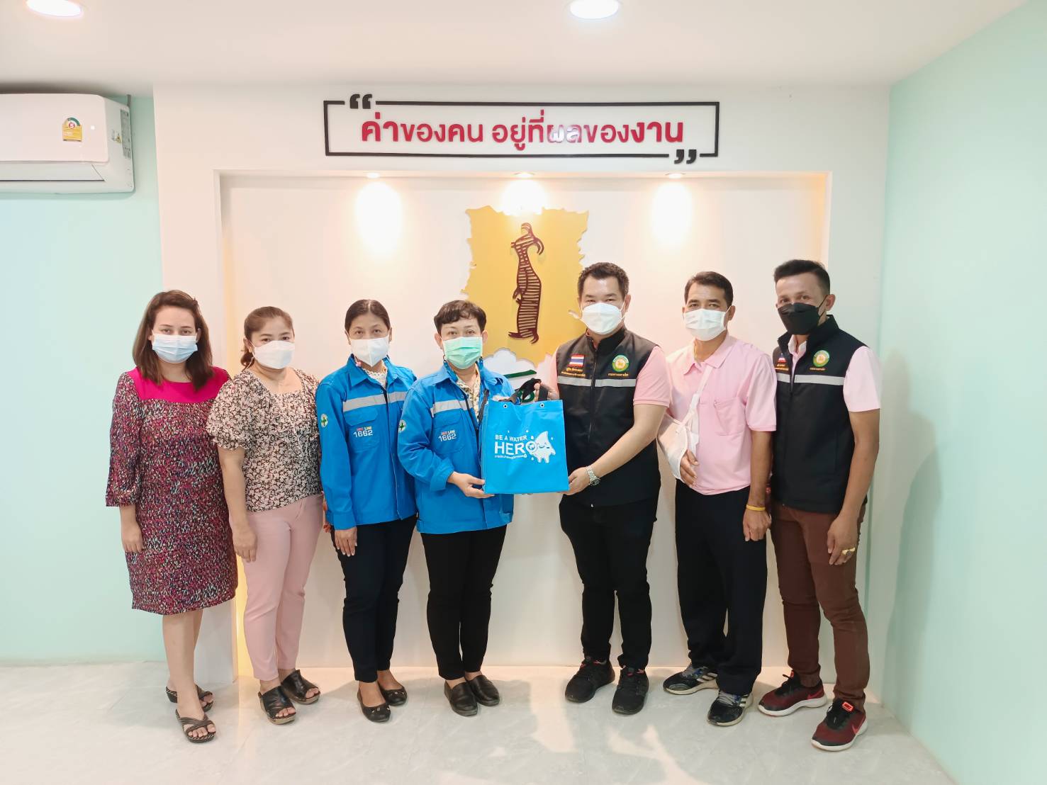 การประปาส่วนภูมิภาคสาขาอ่าวลึก ลงพื้นที่พบสื่อประชาสัมพันธ์ท้องถิ่น ณ สำนักงานเทศบาลตำบลอ่าวลึกใต้ เพื่อประชาสัมพันธ์เสียงตามสาย โครงการ "ติดมิเตอร์ใหม่ ลดราคา การประปาฯ จัดให้"