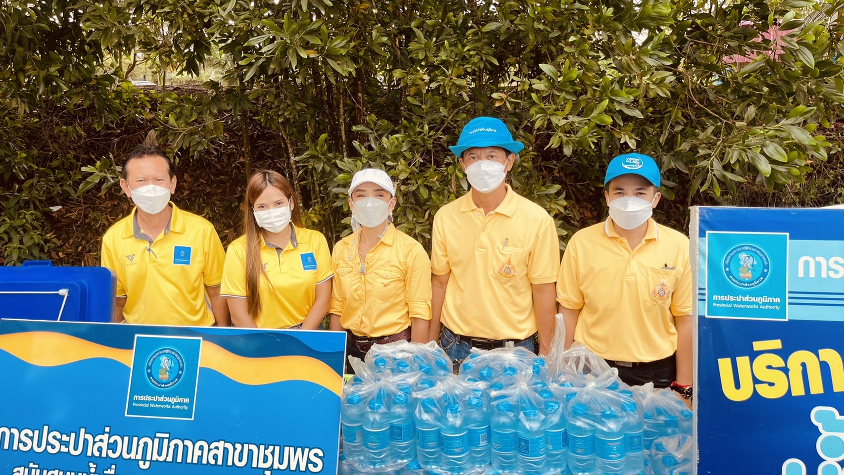 การประปาส่วนภูมิภาคสาขาชุมพร ดำเนินกิจกรรม CSR จิตอาสาพัฒนากำจัดผักตบชวา พร้อมสนับสนุนน้ำดื่มบรรจุขวดตราสัญลักษณ์ กปภ. ณ บริเวณสะพานไม้เคี่ยม โครงการพื้นที่หนองใหญ่ ตามพระราชดำริ ตำบลบางลึก อำเภอเมืองชุมพร จังหวัดชุมพร