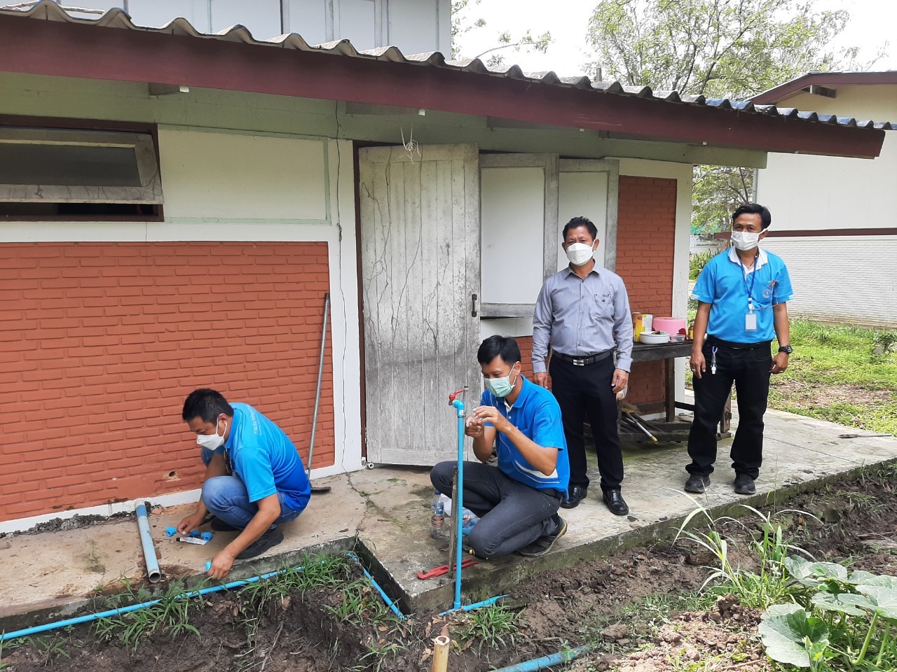 การประปาส่วนภูมิภาคสาขาปราณบุรี ตรวจสอบระบบประปาภายในและ"บริการซ่อมฟรี ไม่คิดค่าแรง" ให้ผู้ใช้น้ำ ตามโครงการ กปภ.อาสาดูแลประปาเพื่อปวงชน ของขวัญปีใหม่ 2565