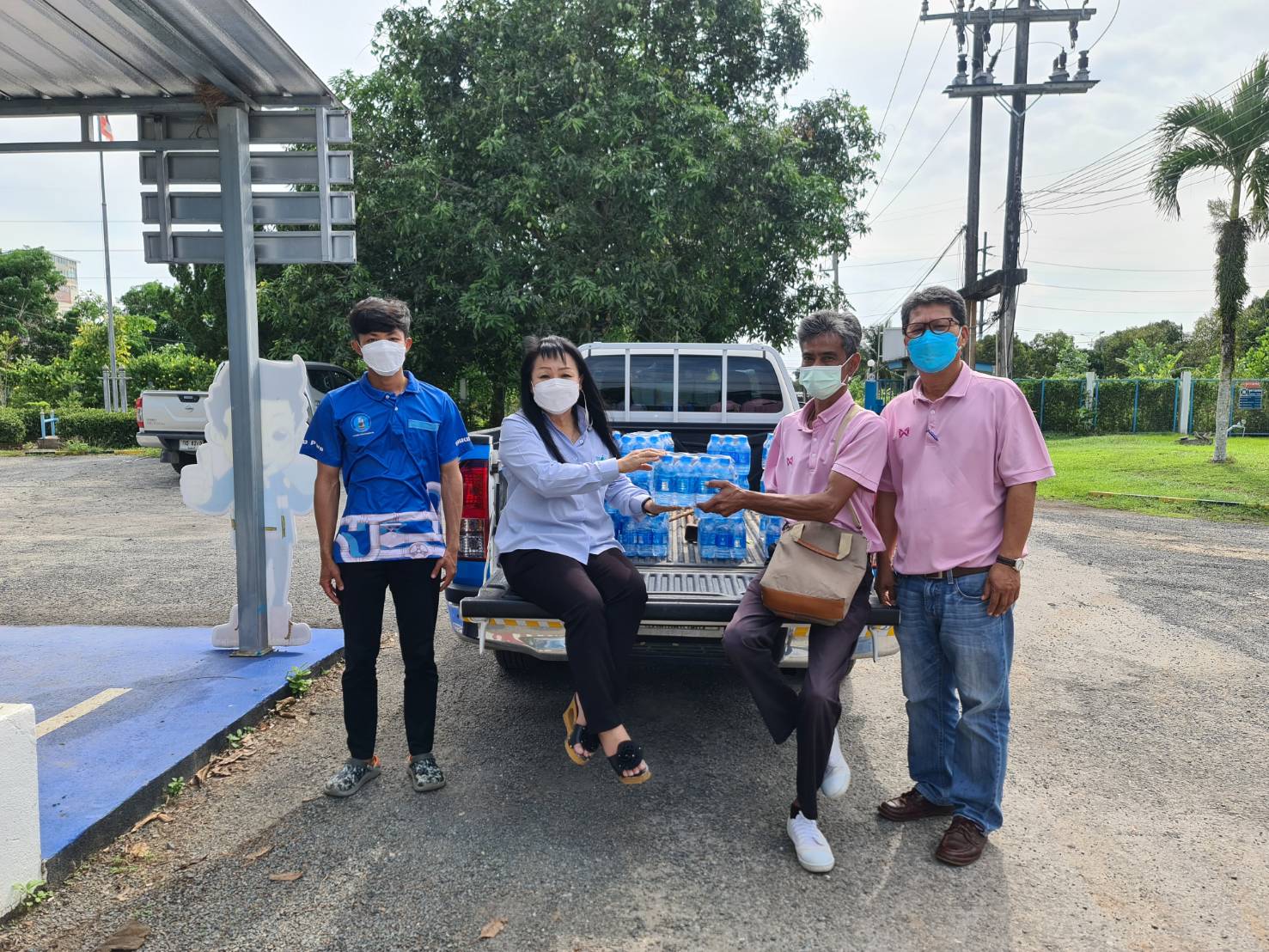 กปภ.สาขาขลุง มอบน้ำดื่มบรรจุขวดตราสัญลักษณ์ กปภ.