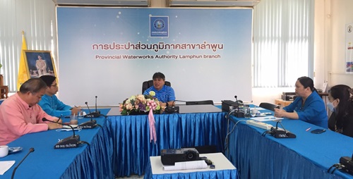 วันศุกร์ ที่ 25 กุมภาพันธ์ พ.ศ. 2565 นายพรพจน์ ฑีฆายุ ผจก.กปภ.สาขาลำพูน พร้อมด้วยหัวหน้างานและพนักงานในสังกัด จัดกิจกรรมสนทนายามเช้า (Morning Talk) ครั้งที่ 5/2565 ประจำเดือน กุมภาพันธ์ 2565 ติดตามผลการดำเนินงานด้านต่างๆพร้อมร่วมกันแลกเปลี่ยนความคิดเห็นและข้อเสนอแนะเกี่ยวกับการดำเนินงานทั้งภายในและภายนอกองค์กร หารือปัญหาอุปสรรคในการทำงาน วางแผนกิจกรรมตามโครงการ " ลดค่าติดตั้ง 10% ตั้งแต่วันที่ 1 ม.ค. - 28 ก.พ.65 เพื่อออกให้บริการประชาชนในสถานการณ์โควิด-19 , ติดตามสถานการณ์น้ำดิบ เพื่อป้องกันการเกิดน้ำไม่ได้คุณภาพ พร้อมทั้งกำชับเรื่องการฉีดวัคซีน เพื่อป้องกันโรคระบาดโควิด 2019