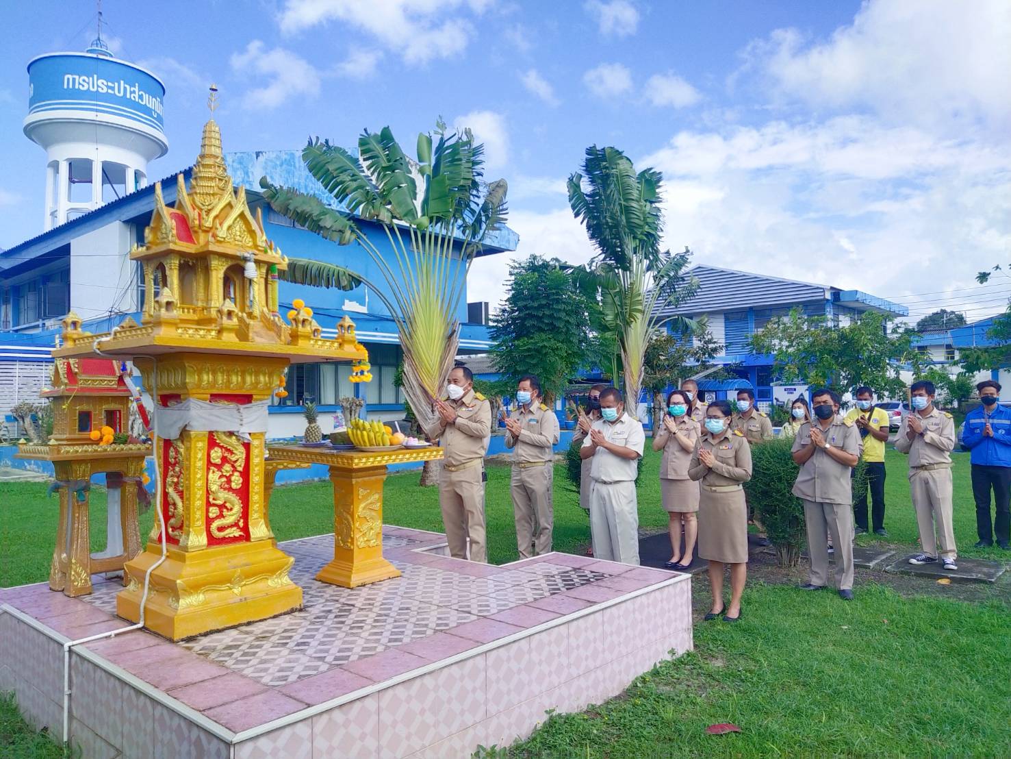 การประปาส่วนภูมิภาคสาขาทุ่งสง จัดพิธีสักการะบูชาพระแม่ธรณีวิสุทธิสรรพสักขีบารมีธำรงชล ศาลพระภูมิเจ้าที่และสิ่งศักดิ์สิทธิ์ เนื่องในโอกาสวันคล้ายวันสถาปนา กปภ.ครบรอบ 43 ปี