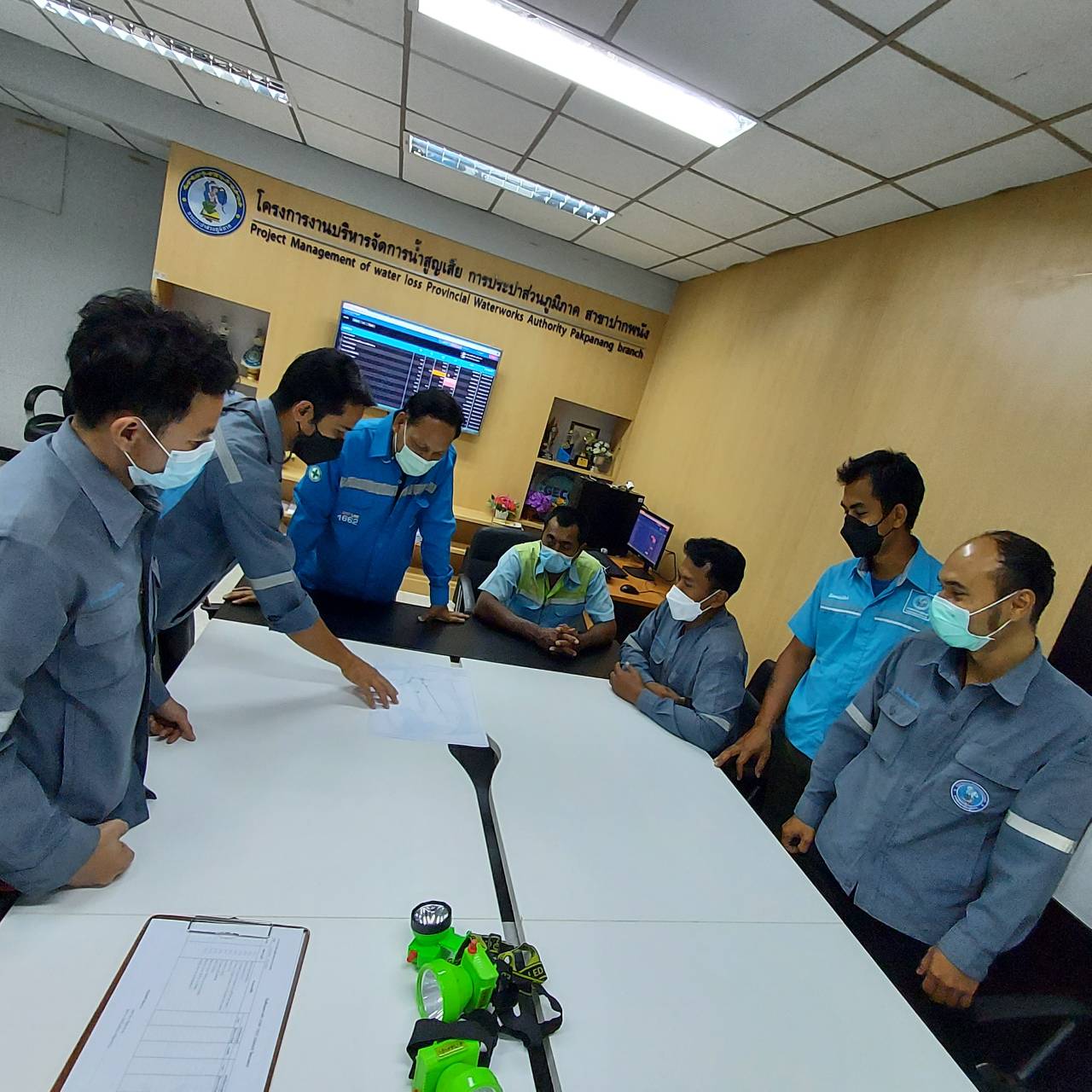 กปภ.สาขาปากพนัง ลงพื้นที่เดินสำรวจหาท่อแตก/ท่อรั่ว จากการทำ step test ตามแผนลดน้ำสูญเสีย บริเวณพื้นที่ DMA-04 ซอยพานิชสัมพันธ์ 5 ต.ปากพนังฝั่งตะวันออก อ.ปากพนัง จ.นครศรีธรรมราช