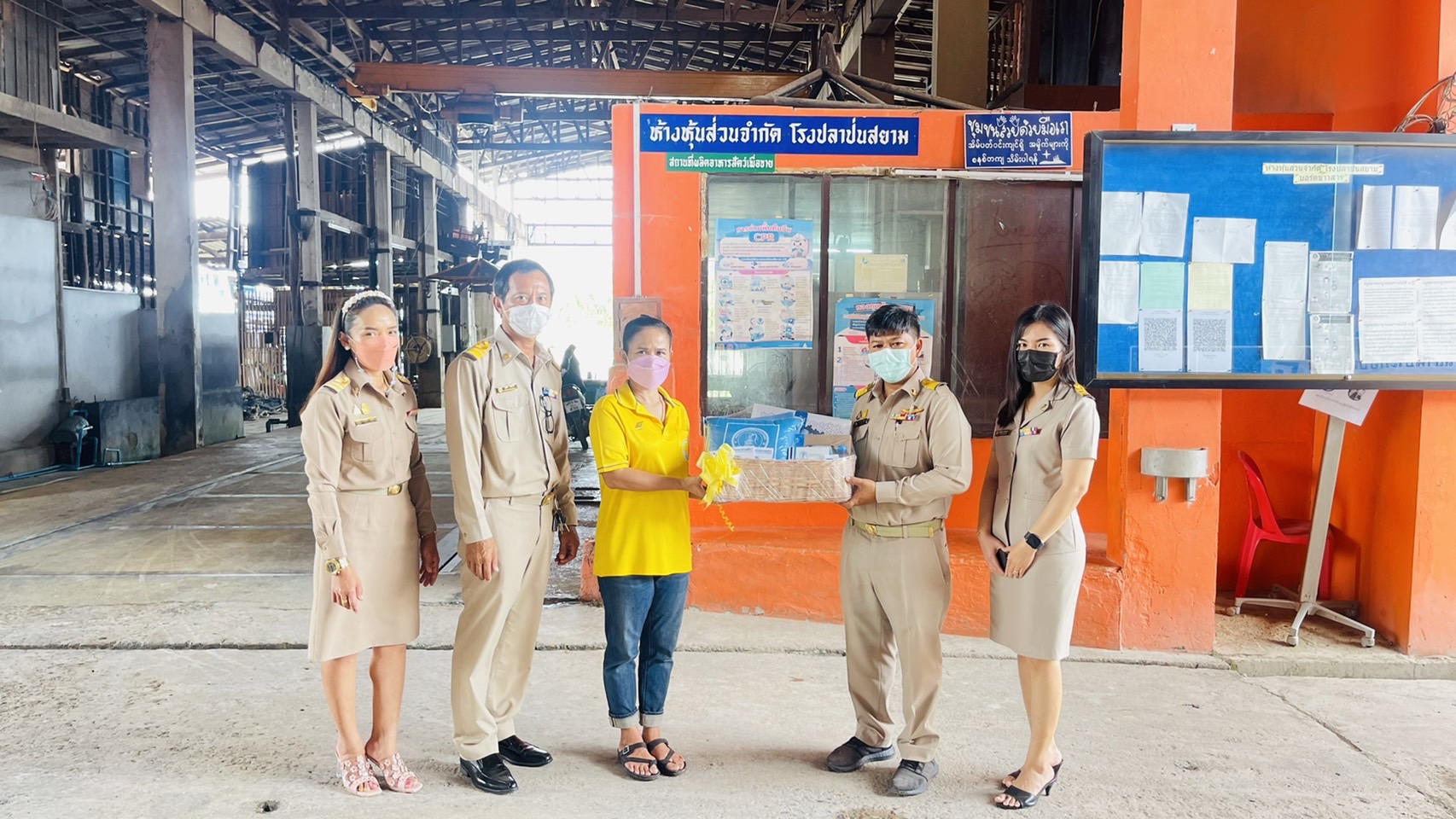 การประปาส่วนภูมิภาคสาขาชุมพร ลงพื้นที่มอบของที่ระลึกแก่ลูกค้ารายใหญ่