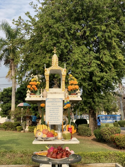 การประปาส่วนภูมิภาคสาขาลำพูน จัดกิจกรรมเนื่องในวันคล้ายวันสถาปนาการประปาส่วนภูมิภาค ครบรอบ 43 ปี ..................................... วันจันทร์ที่ 28 กุมภาพันธ์ พ.ศ.2565 การประปาส่วนภูมิภาคสาขาลำพูน นำโดยนายพรพจน์ ฑีฆายุ ผู้จัดการการประปาส่วนภูมิภาคสาขาลำพูน พร้อมด้วยหัวหน้างาน และพนักงานในสังกัด จัดกิจกรรมเนื่องในวันคล้ายวันสถาปนาการประปาส่วนภูมิภาค ครบรอบ 43 ปี ณ สำนักงานการประปาส่วนภูมิภาคสาขาลำพูน สถานีผลิตน้ำ และหน่วยบริการ โดยกิจกรรมในครั้งนี้ ประกอบด้วย พิธีสักการะพระแม่ธรณีวิสุทธิสรรพสักขีบารมีธำรงชล และศาลพระภูมิ เพื่อความเป็นสิริมงคล และสร้างขวัญกำลังใจให้แก่พนักงานในสังกัด เสริมสร้างบรรยากาศที่ดีและความผูกพันในองค์กร