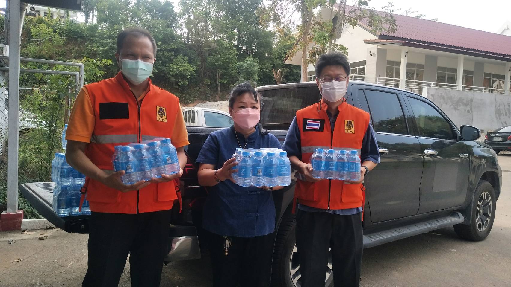 กปภ.สาขาขลุง มอบน้ำดื่มบรรจุขวดตราสัญลักษณ์ กปภ.