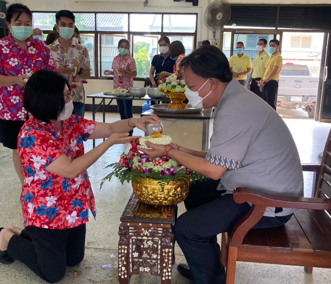 กปภ.สาขาท่ามะกา เข้าร่วมพิธี รดน้ำขอพร ท่านนายอนุชา หอยสังข์ นายอำเภอท่ามะกา  จังหวัดกาญจนบุรี เนื่องในเทศกาลวันสงกรานต์ (วันขึ้นปีใหม่ไทย) ประจำปี 2565 วันอังคารที่ 12 เมษายน 2565