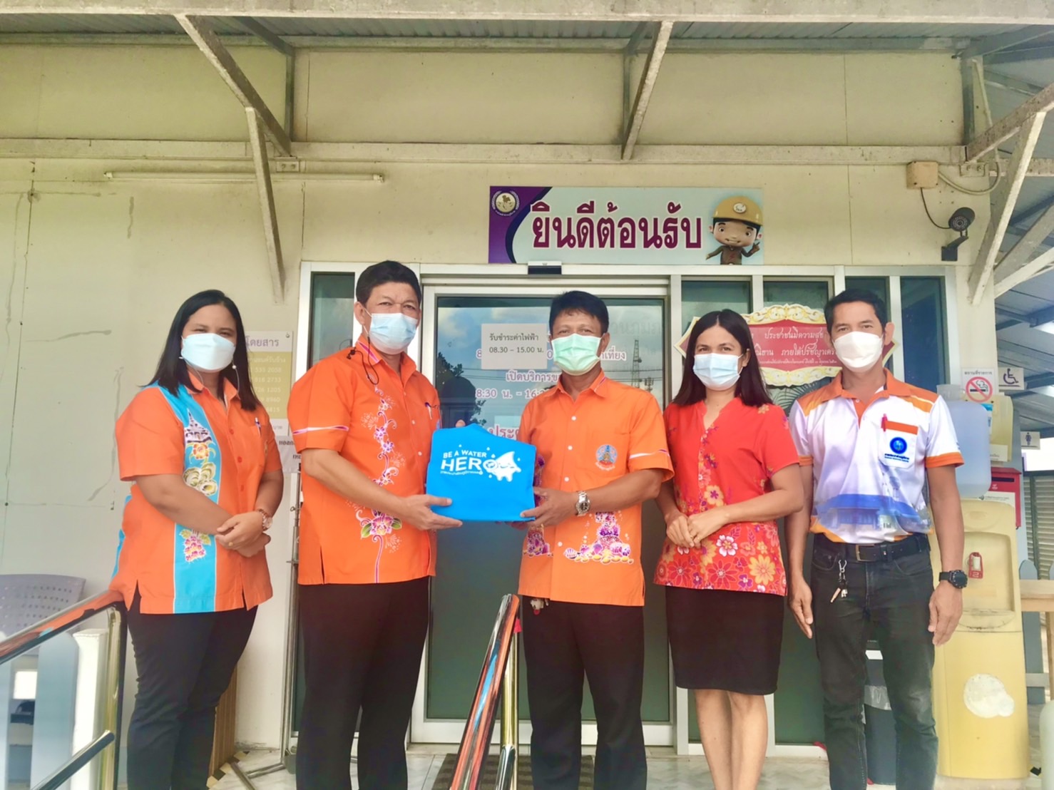 วันพฤหัสบดีที่ 21 เมษายน 2564 นายสุรพงศ์ สมหวัง ผู้จัดการ กปภ.สาขากาญจนดิษฐ์ พร้อมหัวหน้างานอำนวยการ หัวหน้างานผลิต หัวหน้างานจัดเก็บรายได้และพนักงานในสังกัด เข้าพบปะพูดคุยกับผู้ใช้น้ำรายใหญ่ ในเขตพื้นที่ให้บริการน้ำประปา ของ กปภ.สาขากาญจนดิษฐ์ ในเขตพื้นที่อำเภอดอนสัก จังหวัดสุราษฎร์ธานี ในส่วนของกิจกรรมนี้ได้ลงพื้น พบปะพูดคุยกับนายจักรพงศ์ ขวยไพบูลย์ ผู้จัดการการไฟฟ้าส่วนภูมิภาคสาขาย่อยอำเภอดอนสัก  โดยได้พูดคุยปัญหาและอุปสรรคในการดำเนินงาน ปัญหาข้อเสนอแนะ และแนะนำการ บริการข้อมูลค่าน้ำประปา ผ่านแอปพลิเคชัน Line มือถือ