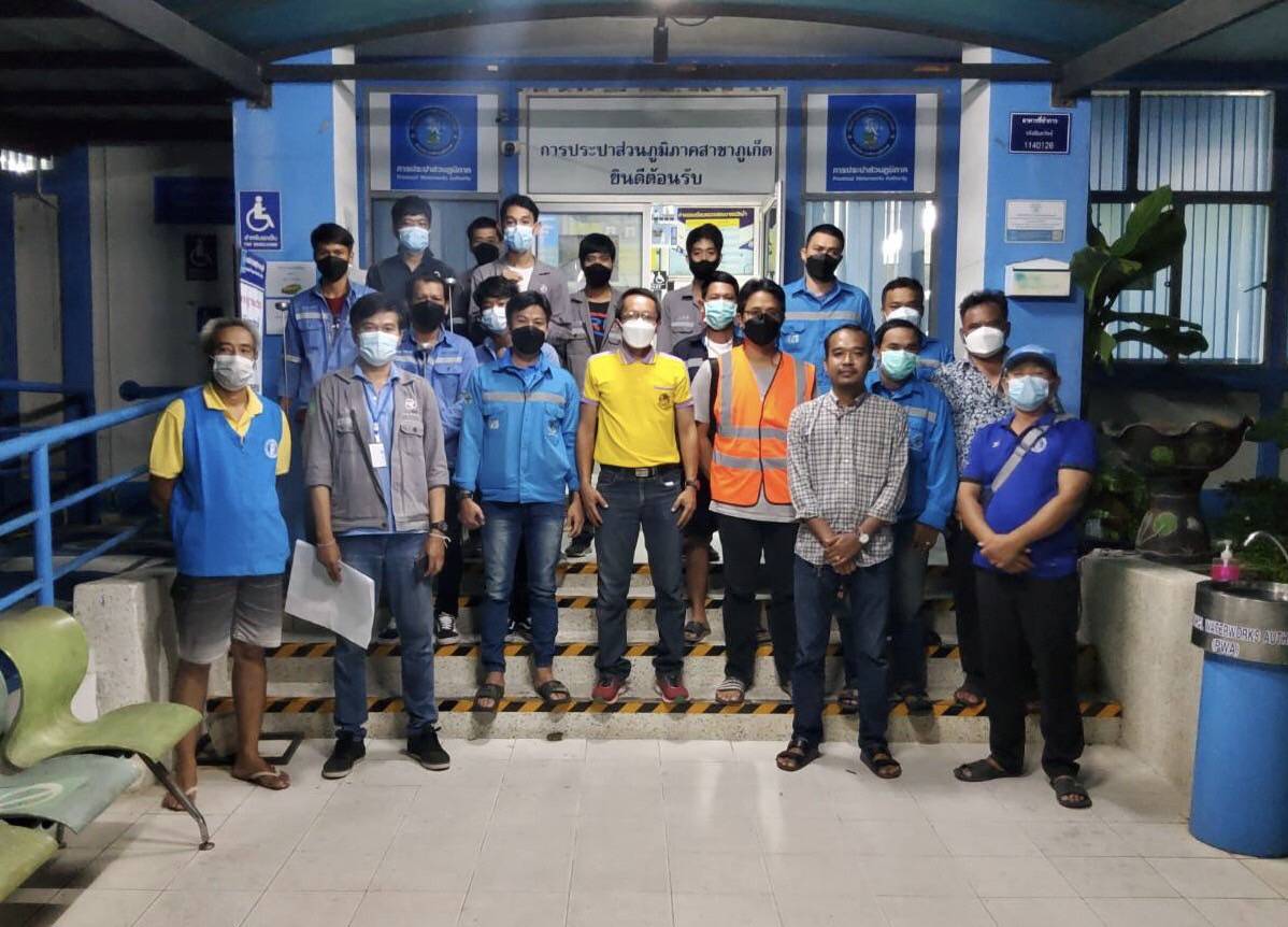 กปภ.สาขาภูเก็ต ร่วมกับบริษัท เอเชีย อินฟราสตรักเชอร์ แมเนจเม้นท์ (ประเทศไทย) จำกัด (โครงการจัดการลดน้ำสูญเสีย) ลงพื้นที่สำรวจหาท่อแตก ท่อรั่วโดยวิธี Step test ในเวลากลางคืน พร้อมกับโบลว์น้ำในเส้นท่อ บริเวณพื้นที่ DMA-22 กูกู้