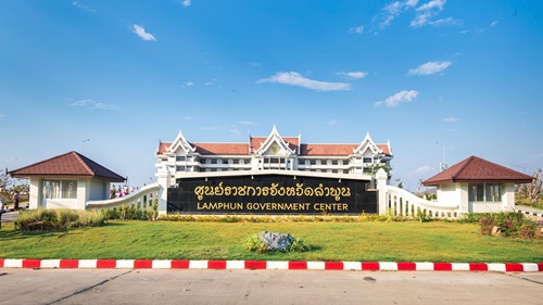 วันอาทิตย์ ที่ 29 พฤษภาคม  2565 นายพรพจน์ ฑีฆายุ ผู้จัดการการประปาส่วนภูมิภาคสาขาลำพูน มอบหมายให้หัวหน้างานบริการและควบคุมน้ำสูญเสีย , หัวหน้างานอำนวยการ พร้อมพนักงาน เข้าร่วมสนับสนุนน้ำดื่มตราสัญลักษณ์ กปภ. เพื่อร่วมพิธีพุทธาภิเษกพระเสตังคมณี และพิธีเทวาภิเษกอนุสาวรีย์พระนางจามเทวี ซึ่งประดิษฐาน ณ ศาลากลางจังหวัดลำพูน แห่งใหม่ ที่ศูนย์ราชการจังหวัดลำพูน (ศาลากลางจังหวัดลำพูน แห่งใหม่) นายอรรษิษฐ์ สัมพันธรัตน์ รองปลัดกระทรวงมหาดไทย พร้อมด้วยนายวรยุทธ เนาวรัตน์ ผู้ว่าราชการจังหวัดลำพูน