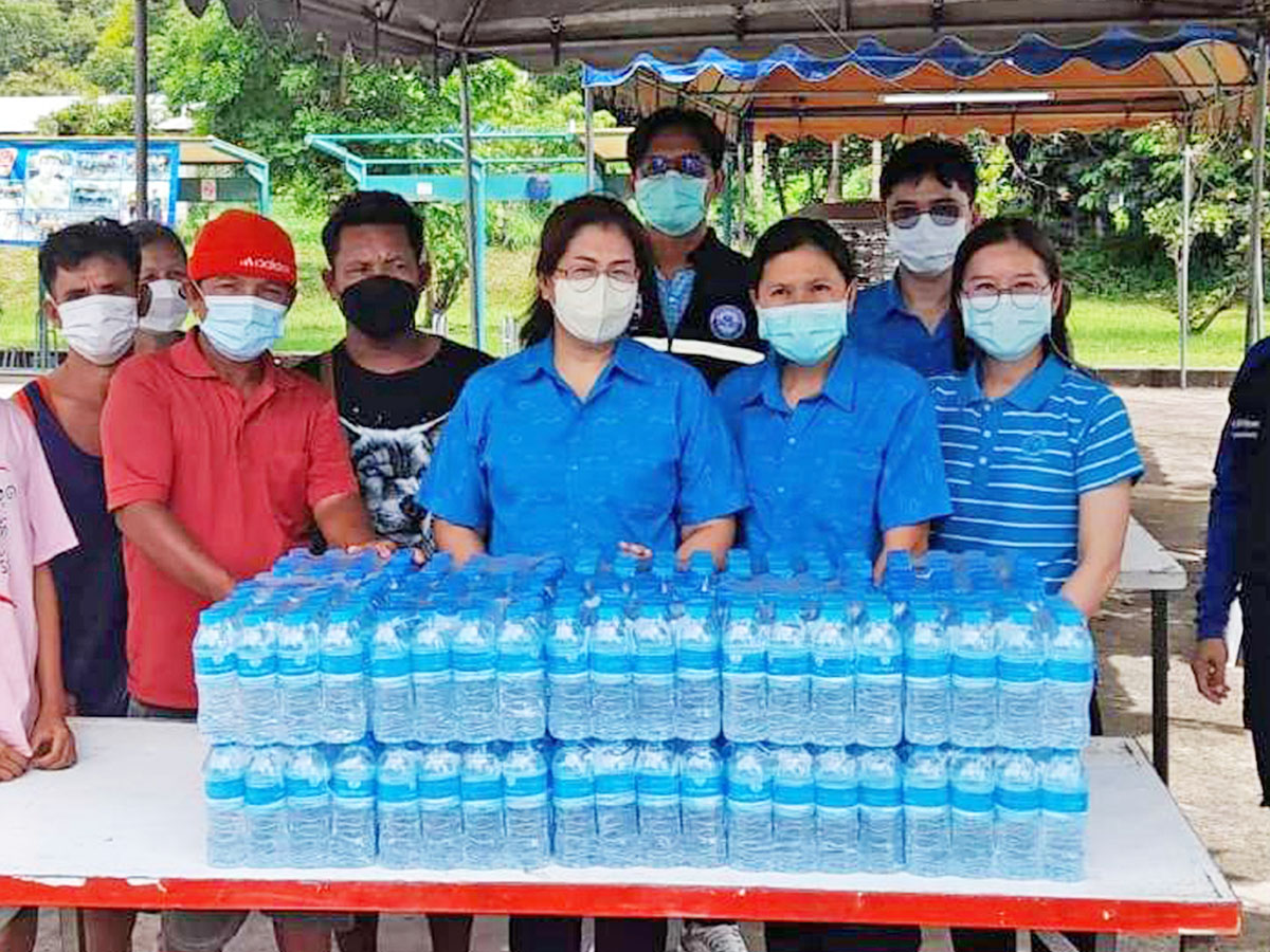 กปภ.สาขาอุบลราชธานี ลงพื้นที่มอบน้ำดื่มบรรจุขวดตราสัญลักษณ์ กปภ.  ให้แก่ประชาชนผู้ประสบอุทกภัย ณ ศูนย์พักพิงชั่วคราว