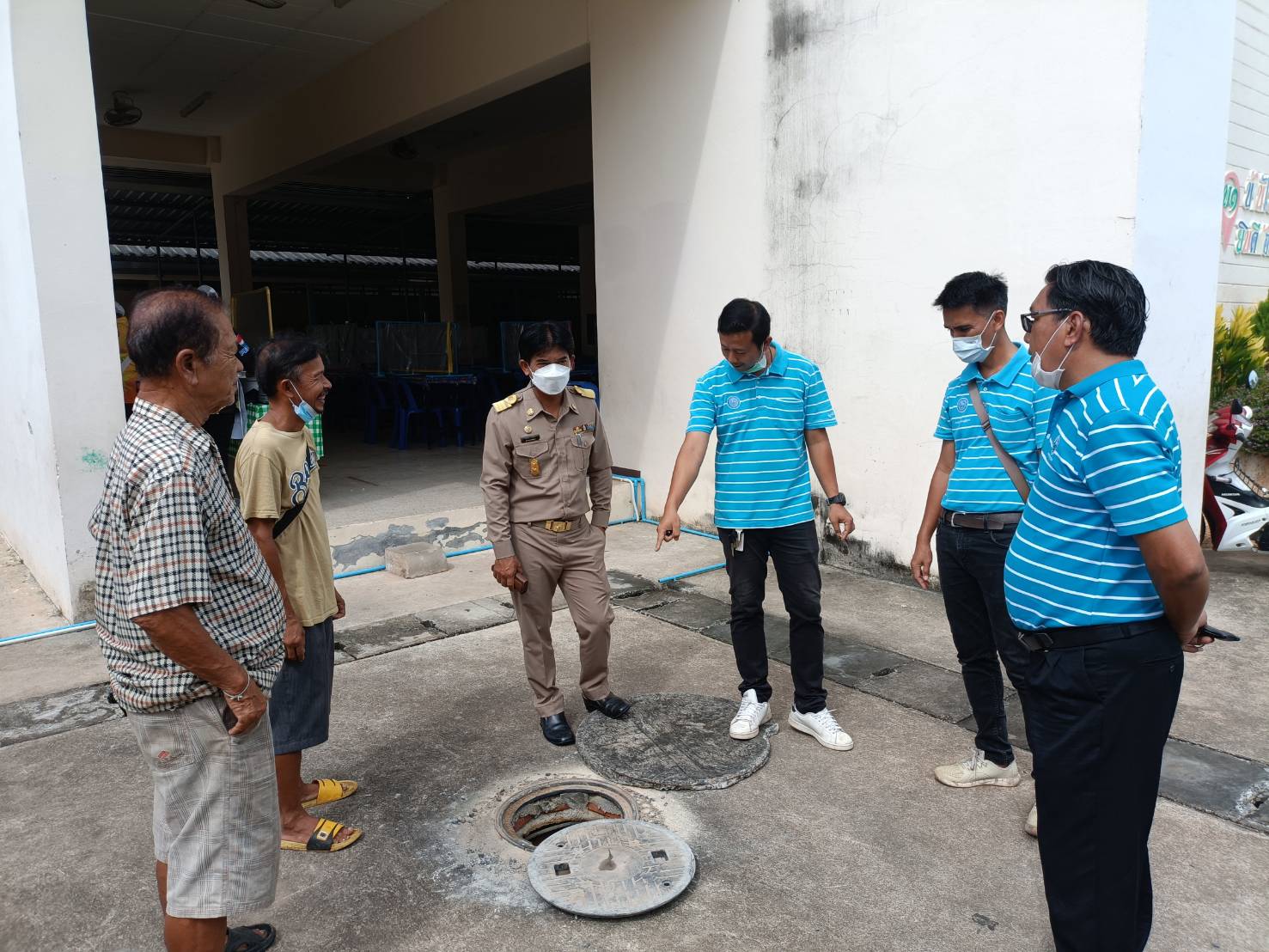 กปภ.สาขากาญจนดิษฐ์  ดำเนินงานตรวจสอบท่อรั่วภายในโรงเรียนโรงเรียนเทศบาล ๑ (บ้านไร่หลวง)  ตามโครงการมุ่งมั่นเพื่อปวงชน เติมใจให้กัน