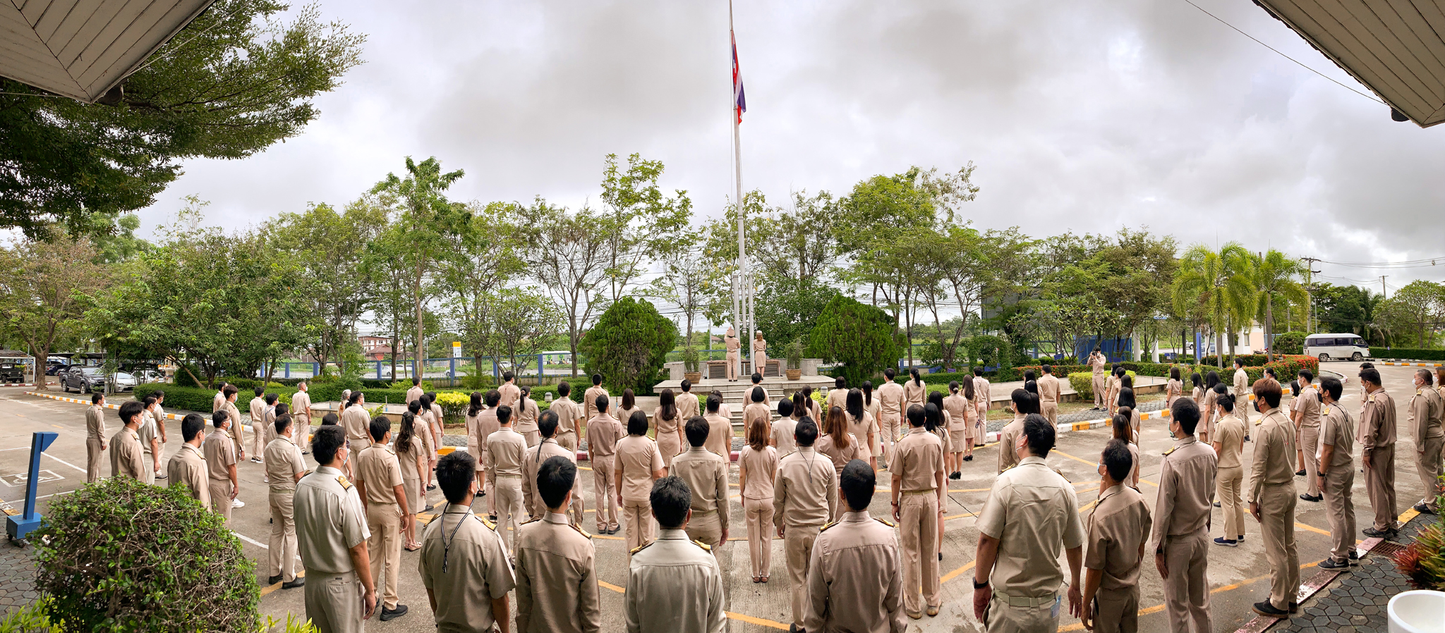 ผู้บริหารและพนักงานการประปาส่วนภูมิภาคเขต  9  จัดกิจกรรมวันพระราชทานธงชาติไทย ณ บริเวณหน้าเสาธง รวมทั้งเคารพธงชาติและร้องเพลงชาติไทยร่วมกัน
