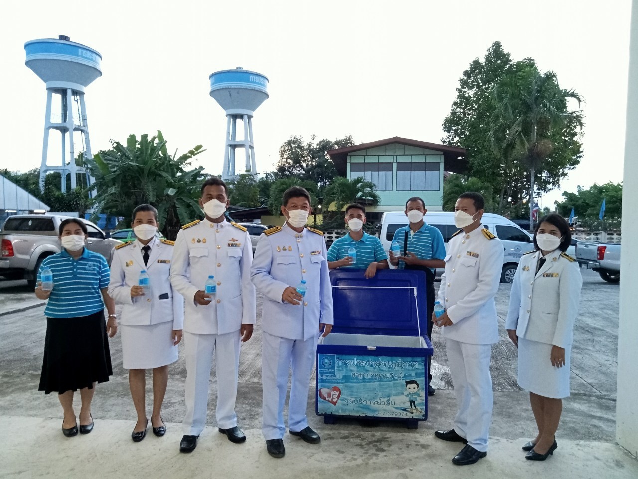 วันที่ 13 ตุลาคม 2565 เวลา 17.00 น.โดยนายสุรพงศ์ สมหวัง ผจก. กปภ.สาขากาญจนดิษฐ์ พร้อมพนักงานในสังกัด กปภ.สาขากาญจนดิษฐ์ ร่วมแจกน้ำดื่มตราสัญญาลักษณ์ กปภ.ให้กับผู้เข้าร่วมพิธีวางพวงมาลาเพื่อน้อมรำลึก ในพระมหากรุณาธิคุณ พระบาทสมเด็จพระบรมชนกาธิเบศรมหาภูมิพลอดุลยเดชมหาราชบรมนาถบพิตรเนื่องใน วันคล้ายวันสวรรคต ณ ศาลาประชาคม ที่ว่าการอำเภอกาญจนดิษฐ์