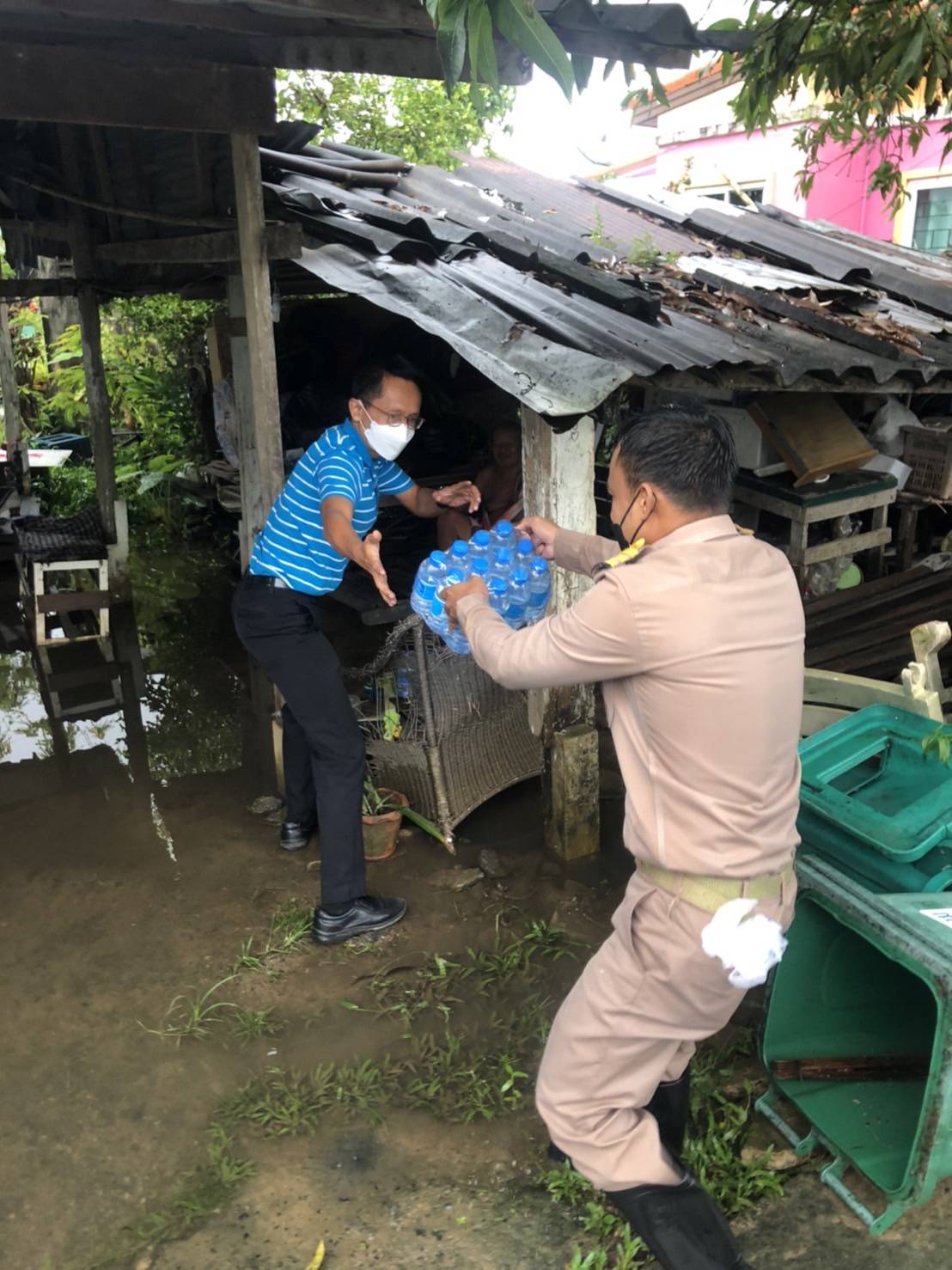 กปภ.สาขาภูเก็ต  ลงพื้นที่แจกน้ำดื่มบรรจุขวดตราสัญลักษณ์ กปภ.บริการประชาชนในซอยศาลเจ้า