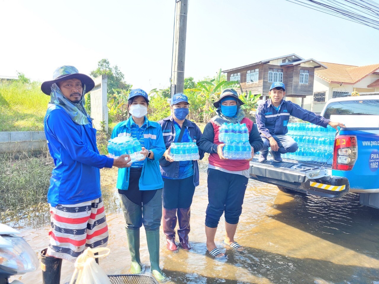 การประปาส่วนภูมิภาคสาขาชุมพวง สนับสนุนน้ำดื่มบรรจุขวดตราสัญลักษณ์ กปภ.ให้กับประชาชนที่ประสบภัยน้ำท่วม อ.ชุมพวง จ.นครราชสีมา