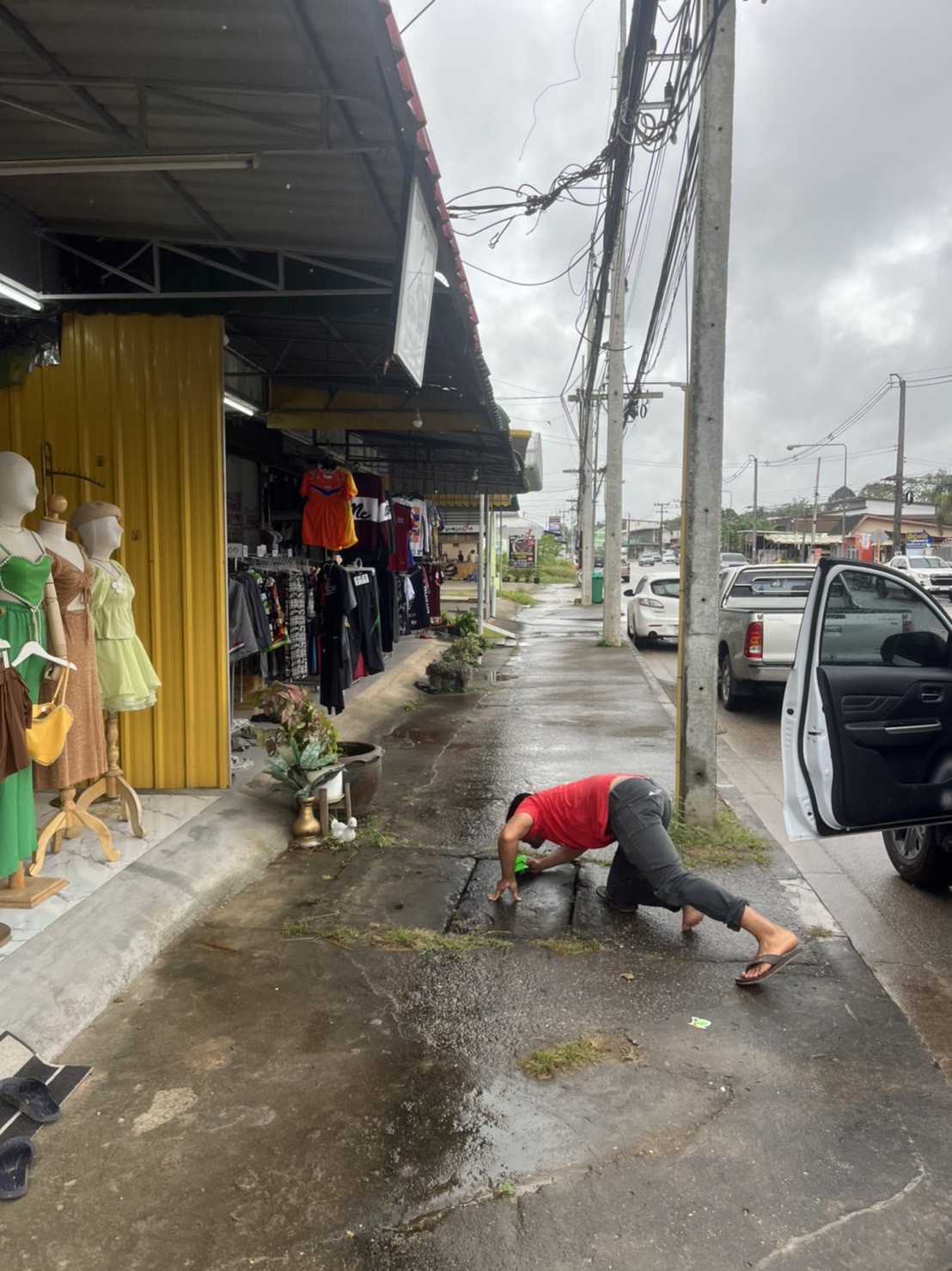 การประปาส่วนภูมิภาคสาขาท่าแซะ ทำการสำรวจเดินหาท่อแตกท่อรั่วด้วยตาเปล่า