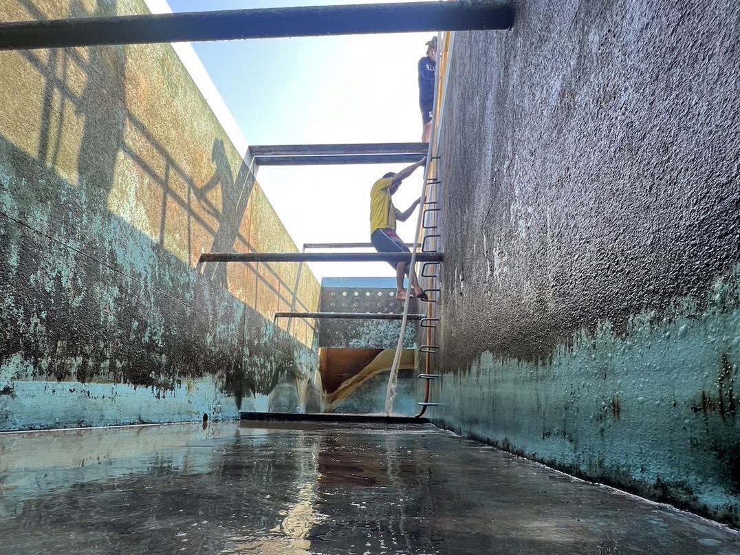 กปภ.สาขาสมุทรสงคราม ล้างถังตกตะกอน สถานีผลิตน้ำวัดเกตการาม (Mobile​ Plant) ตามแผนล้างถังตกตะกอน