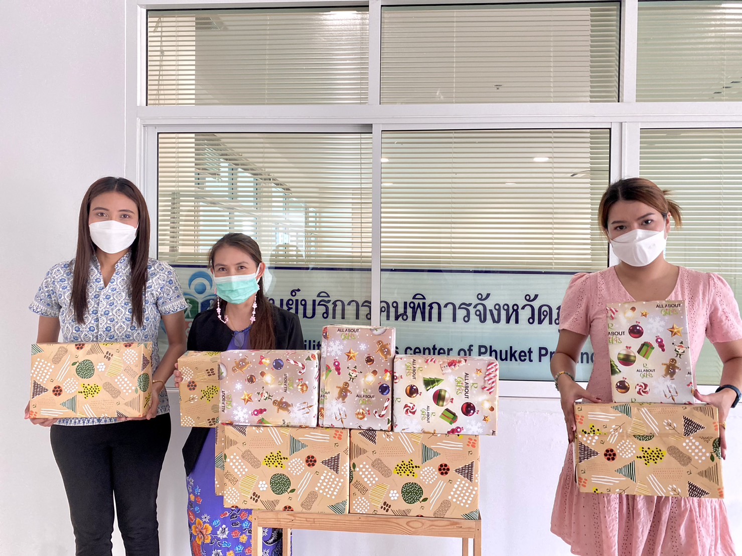 กปภ.สาขาภูเก็ต  นำของขวัญมอบให้สำนักงานพัฒนาสังคมและความมั่นคงของมนุษย์จังหวัด เพื่อใช้ในการจัดงานวันคนพิการจังหวัดภูเก็ต ประจำปี 2565