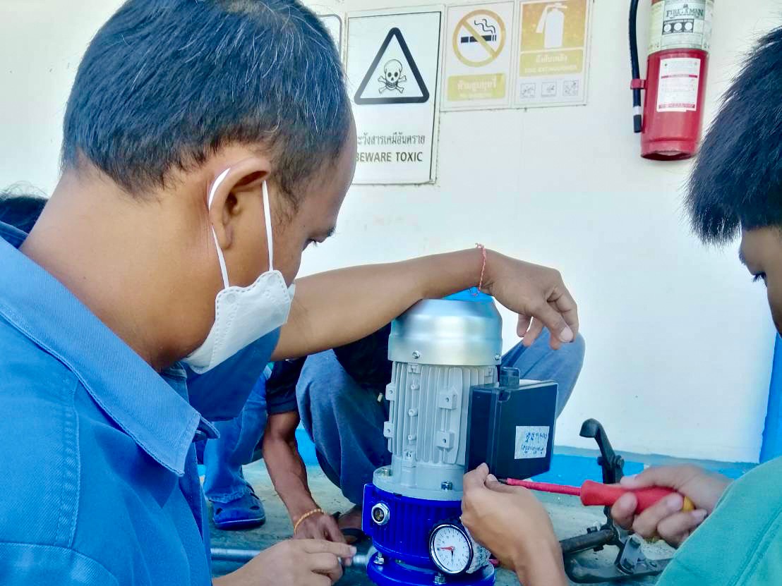 การประปาส่วนภูมิภาคสาขากระบี่ ร่วมกับ กองระบบผลิตและควบคุมคุณภาพน้ำ 4 งานบำรุงรักษา ดำเนินการปรับปรุงระบบจ่ายสารเคมี เพิ่มประสิทธิภาพเครื่องจักร อุปกรณ์ ให้เป็นไปตามมาตรฐาน ยึดหลักอาชีวอนามัยและความปลอดภัยในการปฏิบัติงาน