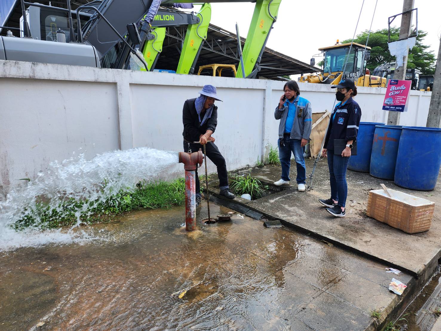 กปภ.สาขาราชบุรี ลงพื้นที่ตรวจสอบและแก้ไขปัญหาของลูกค้า กรณีน้ำไหลอ่อนในพื้นที่ ตำบลบ้านเลือก อำเภอโพธาราม จังหวัดราชบุรี
