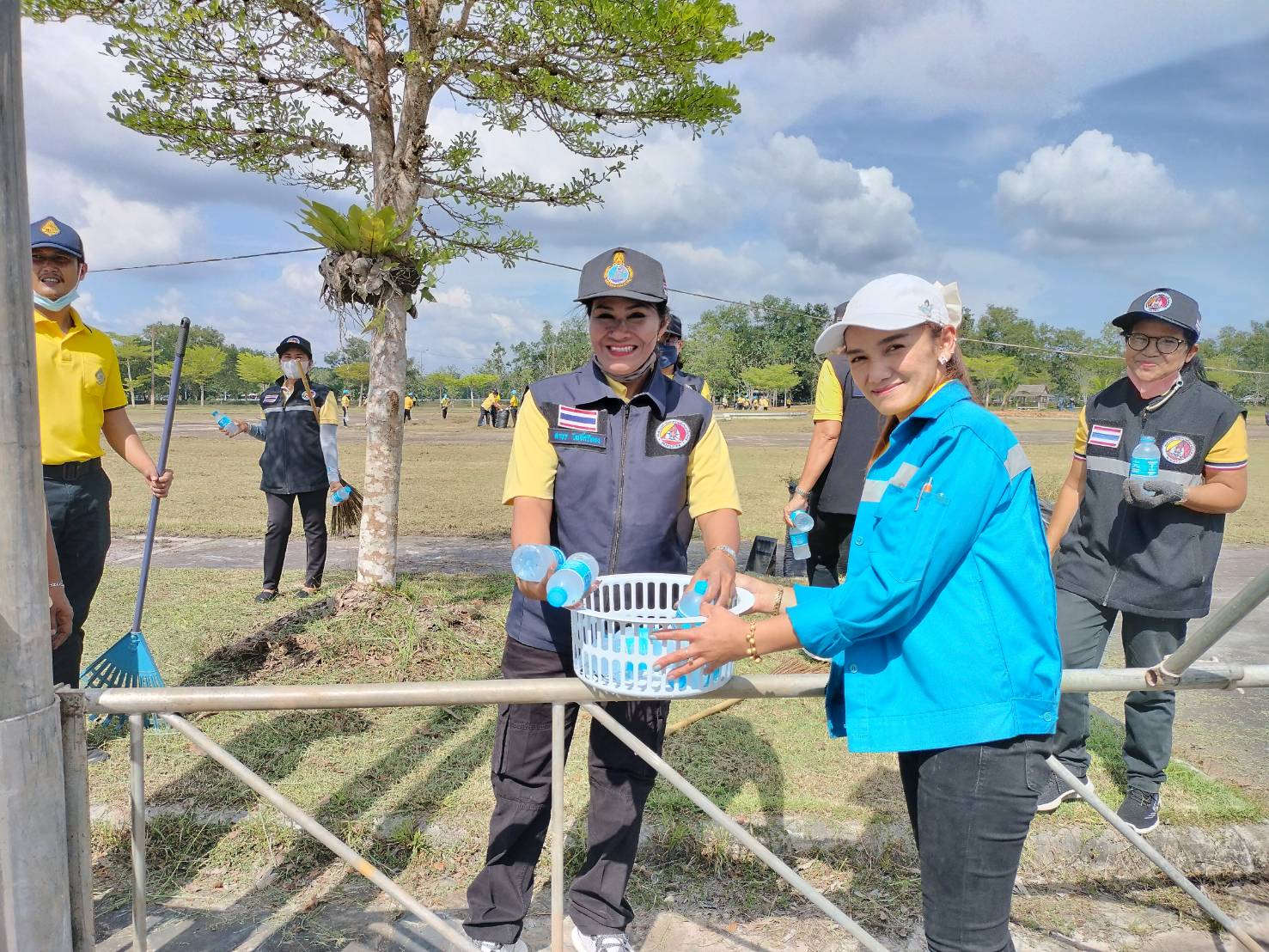 การประปาส่วนภูมิภาคสาขาชุมพร ร่วมสนับสนุนน้ำดื่มบรรจุขวดตราสัญลักษณ์ กปภ.เพื่อใช้ในกิจกรรมจิตอาสาพัฒนาในโอกาสวันสำคัญของชาติไทย