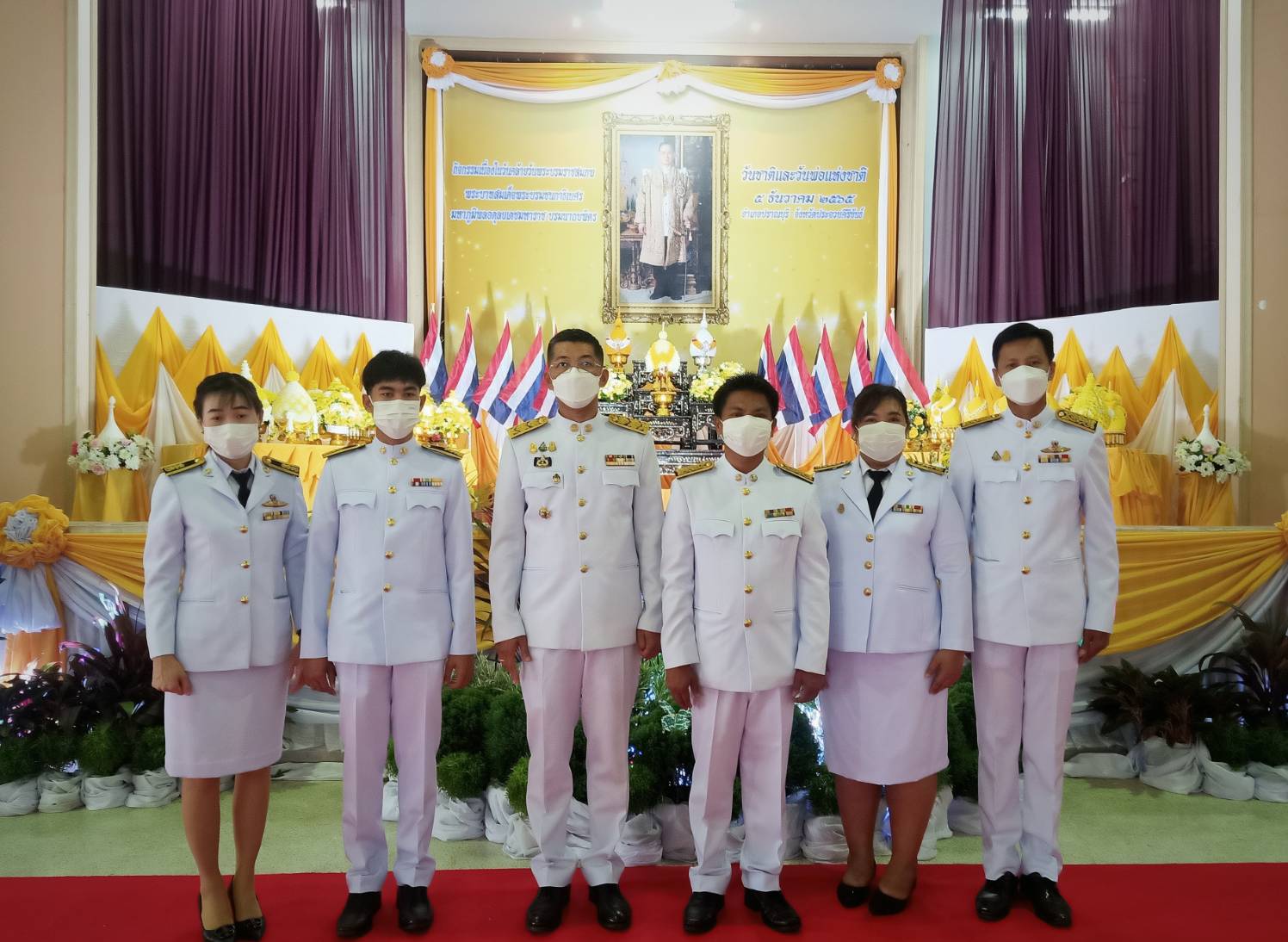 กปภ.สาขาปราณบุรี เข้าร่วมพิธีวางพานพุ่มดอกไม้และพิธีถวายบังคมหน้าพระบรมฉายาลักษณ์  พระบาทสมเด็จพระบรมชนกาธิเบศร มหาภูมิพลอดุลยเดชมหาราช บรมนาถบพิตร เพื่อน้อมรำลึกในพระหมากรุณาธิคุณ  เนื่องในวันคล้ายวันพระบรมราชสมภพ วันชาติ และวันพ่อแห่งชาติ ประจำปี 2565