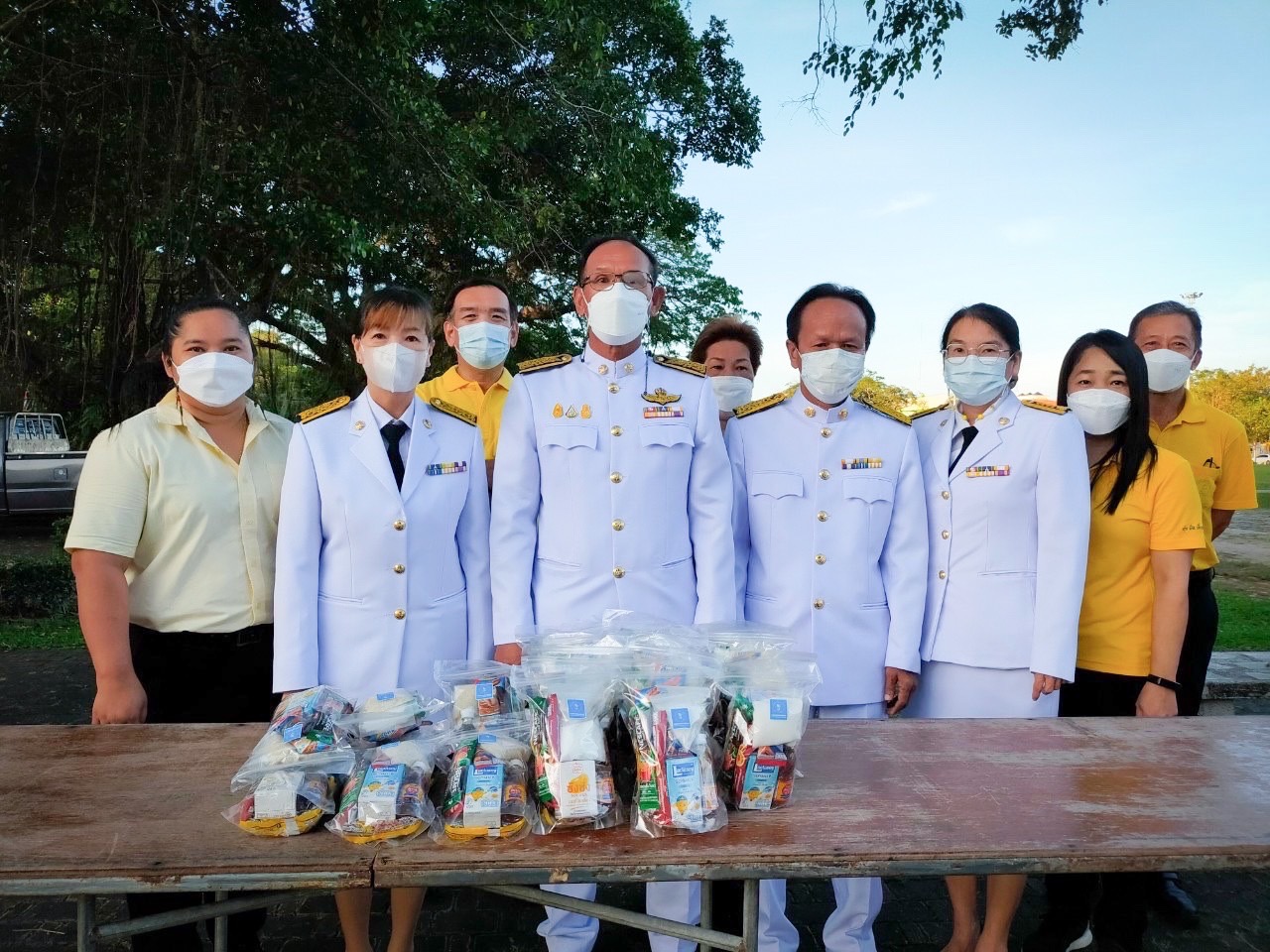 กปภ.สาขาตราดร่วมพิธีทำบุญตักบาตรข้าวสารอาหารแห้ง พิธีวางพานพุ่มดอกไม้และพิธีถวายบังคม เนื่องในวันคล้ายวันพระบรมราชสมภพพระบาทสมเด็จพระบรมชนกาธิเบศร มหาภูมิพลอดุลยเดชมหาราช บรมนาถบพิตร วันชาติ และวันพ่อแห่งชาติ 5 ธันวาคม 2565