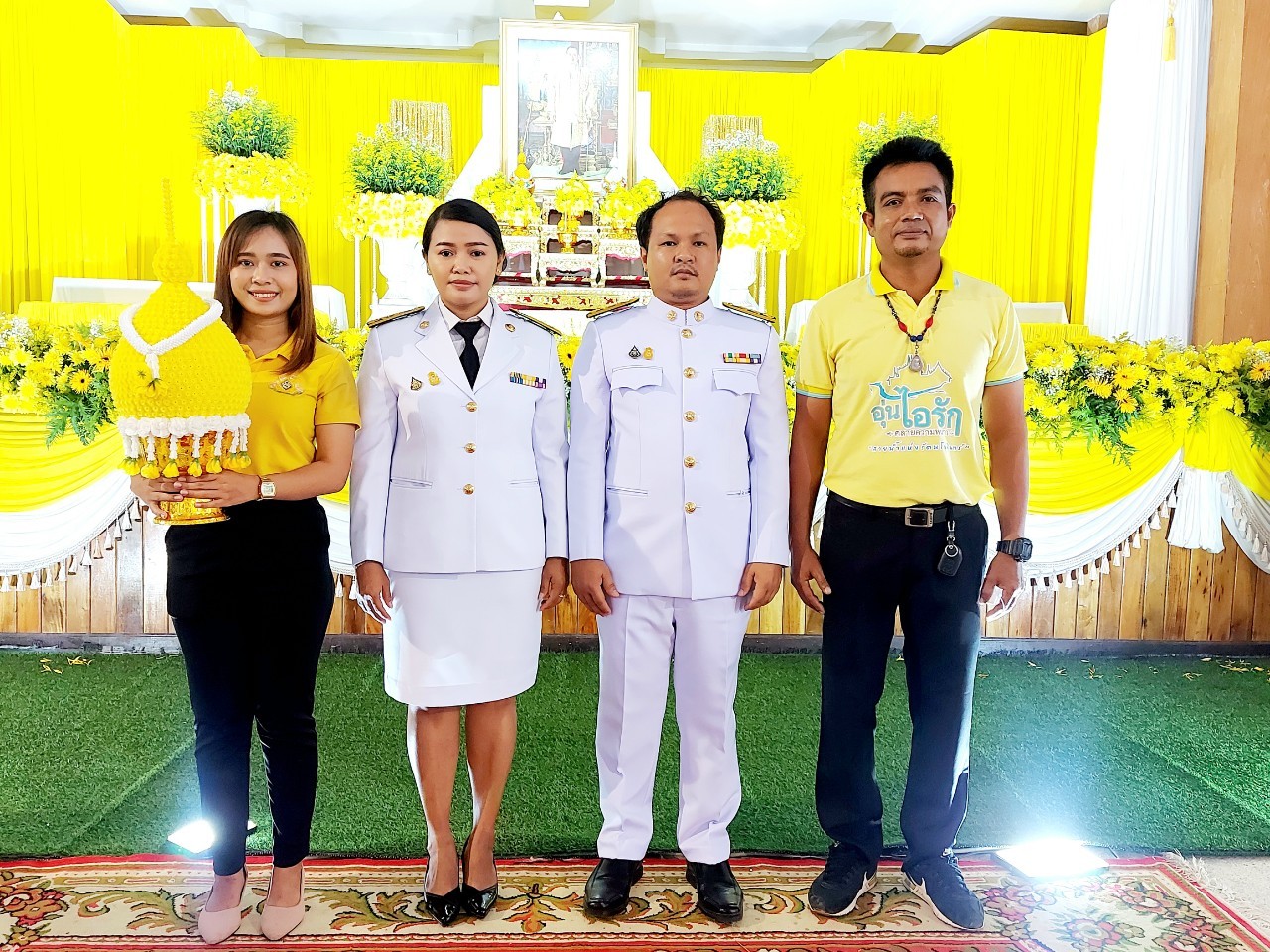 การประปาส่วนภูมิภาคสาขาขนอม เข้าร่วมพิธีวางพานพุ่มดอกไม้หน้าพระบรมฉายาลักษณ์ พระบาทสมเด็จพระบรมชนกาธิเบศร มหาภูมิพลอดุลยเดชมหาราช บรมนาถบพิตร พิธีกล่าวน้อมรำลึกในพระมหากรุณาธิคุณ และพิธีถวายบังคมหน้าพระบรมฉายาลักษณ์ พระบาทสมเด็จพระบรมชนกาธิเบศร มหาภูมิพลอดุลยเดชมหาราชบรมนาถบพิตร