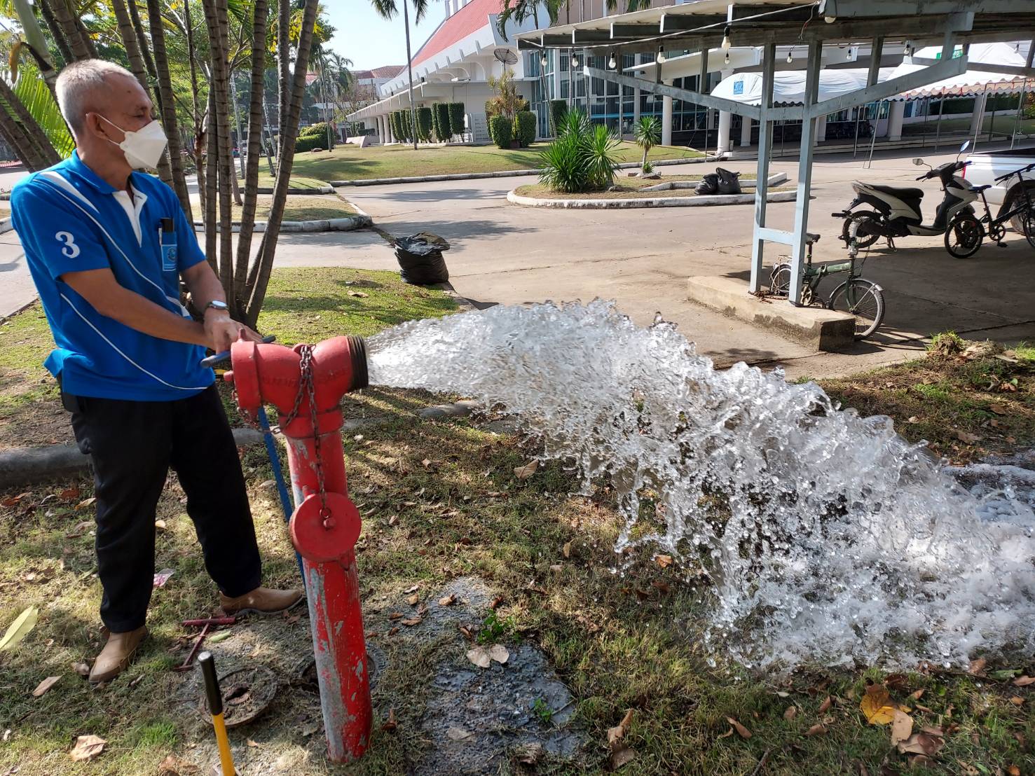 กปภ.สาขาสามพราน เข้าโบว์น้ำเพื่อระบายตะกอนในเส้นท่อ โรงเรียนนายร้อยตำรวจสามพราน เพื่อเตรียมความพร้อมในการรับเสด็จพระบาทสมเด็จพระเจ้าอยู่หัว และสมเด็จพระนางเจ้าฯ พระบรมราชินี เสด็จฯ มาพระราชทานกระบี่และปริญญาบัตร