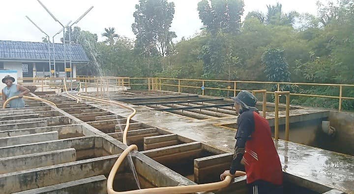 กปภ.สาขากาญจนดิษฐ์ ล้างทำความสะอาดโรงกรองน้ำและบ่อตกตะกอน หน่วยบริการดอนสัก สถานีผลิตน้ำบ้านน้ำฉา อำเภอดอนสัก จังหวัดสุราษร์ธานี ไตรมาส 1/2566