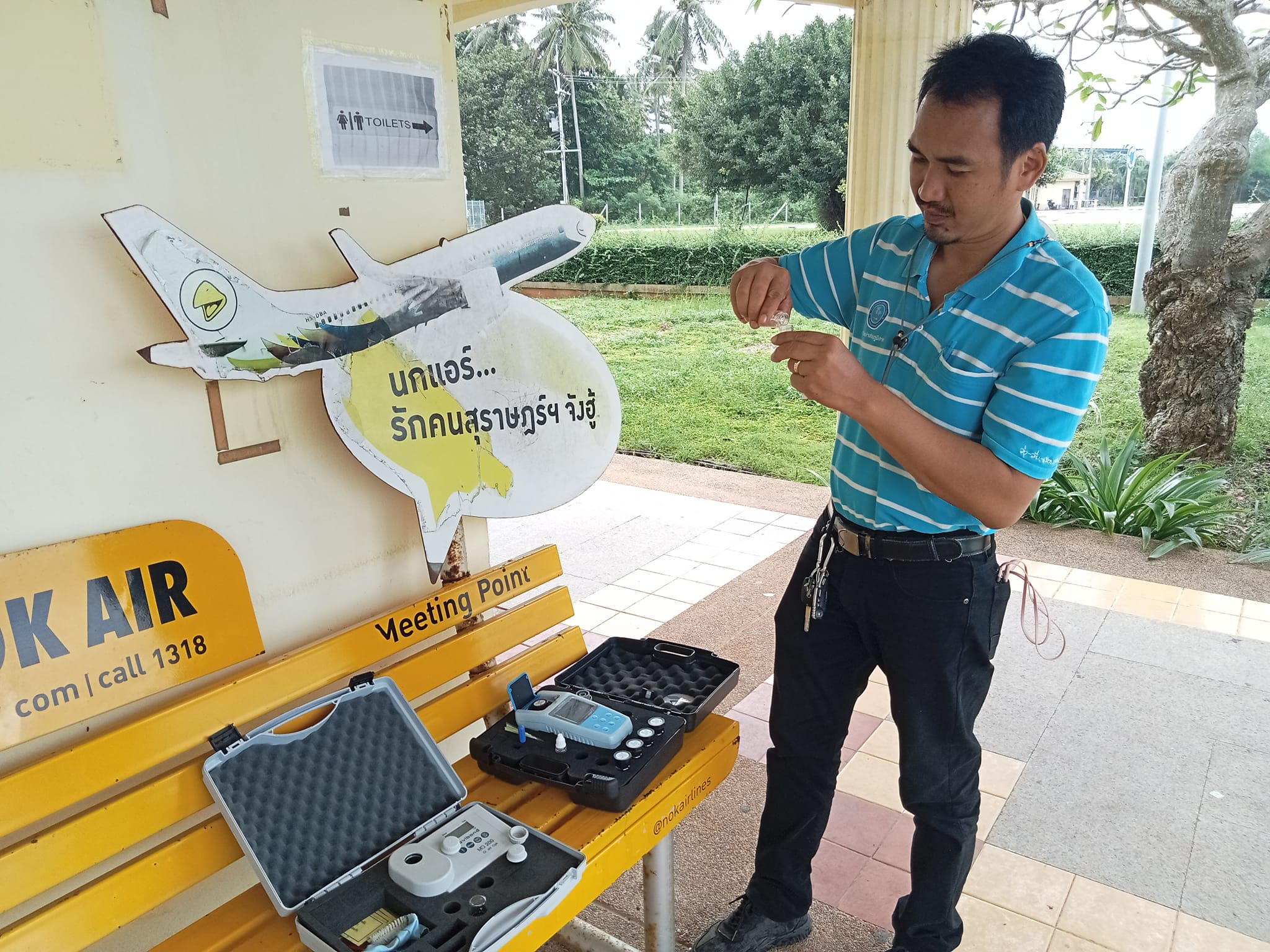 วันศุกร์ที่ 16 ธันวาคม  2565 นายสุรพงศ์ สมหวัง ผจก.กปภ.สาขากาญจนดิษฐ์ มอบหมายให้พนักงานในสายงานผลิต ออกพื้นที่ตรวจสอบคุณภาพน้ำประปา โดยการตรวจวัดค่าคลอรีน ค่าความขุ่นในน้ำประปา ณ ท่าเทียบเรืออเนกประสงค์ดอนสัก ท่าเรือแหลมทวด ท่าเรือลมพระยา เทศบาลเมืองดอนสัก อำเภอดอนสัก จังหวัดสุราษฎร์ธานี โดยเป็นการตรวจสอบและควบคุมคุณภาพน้ำประปาในระบบจ่าย ตามโครงการจัดการน้ำสะอาด (WSP) ตามจุดควบคุมตรวจสอบตามแผนที่กำหนด ผลการตรวจสอบคุณภาพน้ำเป็นไปตามเกณฑ์มาตรฐาน กปภ.