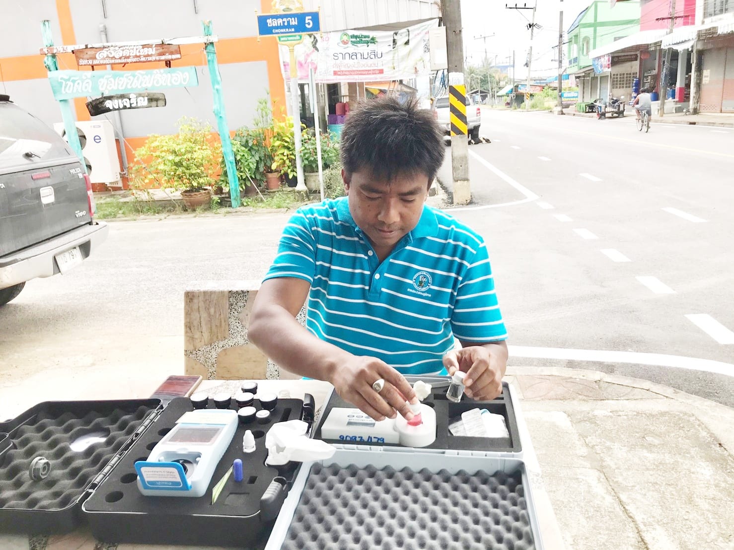 วันศุกร์ที่ 16 ธันวาคม  2565 นายสุรพงศ์ สมหวัง ผจก.กปภ.สาขากาญจนดิษฐ์ มอบหมายให้พนักงานในสายงานผลิต ออกพื้นที่ตรวจสอบคุณภาพน้ำประปา โดยการตรวจวัดค่าคลอรีน ค่าความขุ่นในน้ำประปา ณ ร้านขายของชำ ตลาดเทศบาลเมืองดอนสัก อำเภอดอนสัก จังหวัดสุราษฎร์ธานี โดยเป็นการตรวจสอบและควบคุมคุณภาพน้ำประปาในระบบจ่าย ตามโครงการจัดการน้ำสะอาด (WSP) ตามจุดควบคุมตรวจสอบตามแผนที่กำหนด ผลการตรวจสอบคุณภาพน้ำเป็นไปตามเกณฑ์มาตรฐาน กปภ.