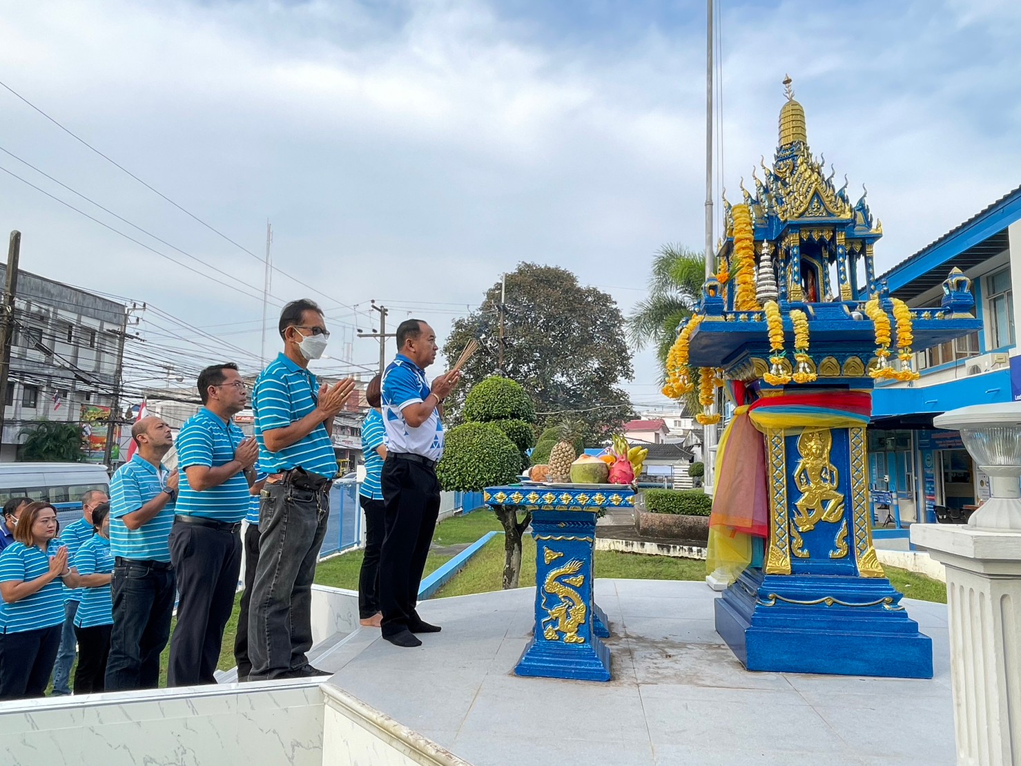การประปาส่วนภูมิภาคสาขาชุมพร ร่วมกิจกรรมไหว้ศาลพระภูมิและพระแม่ธรณี เพื่อความเป็นศิริมงคล แก่องค์กรและพนักงานในปีใหม่ 2566