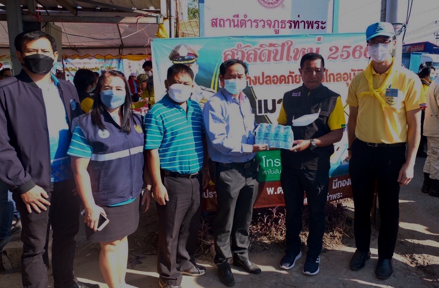 กปภ.สาขาขอนแก่น (พ) สนุบสนุนน้ำดื่มบรรจุขวด ตราสัญลักษณ์ กปภ. เพื่อให้บริการ ช่วงเทศกาลปีใหม่ พ.ศ.2566