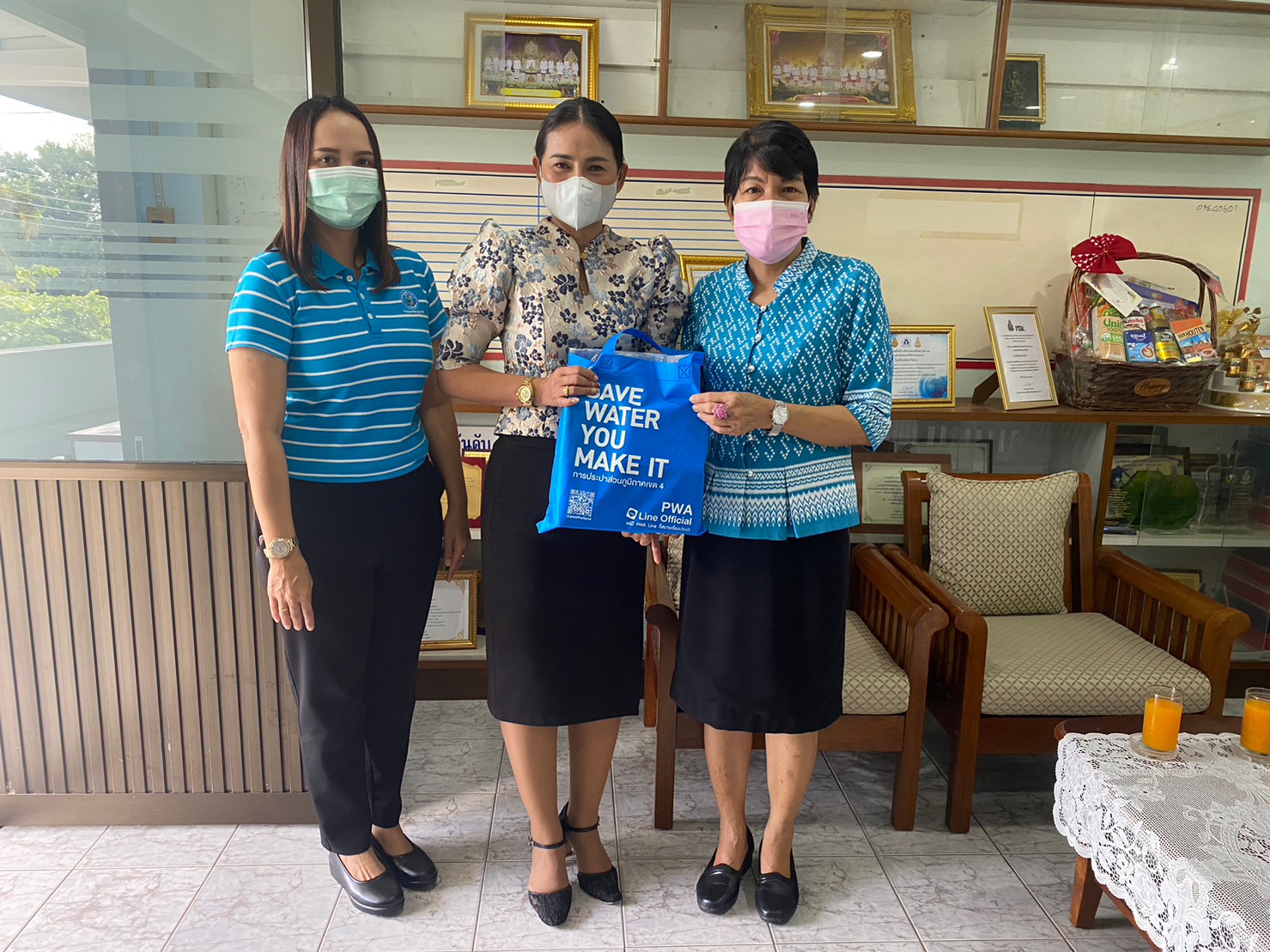 การประปาส่วนภูมิภาคสาขาไชยา ลงพื้นที่ พบปะพูดคุยกับผู้ใช้น้ำรายใหญ่ ภายใต้กิจกรรมมุ่งมั่นเพื่อปวงชน เติมใจให้กัน ในพื้นที่ อำเภอ ท่าชนะ จำนวน 3 ราย พร้อมมอบของที่ระลึกสวัสดีปีใหม่