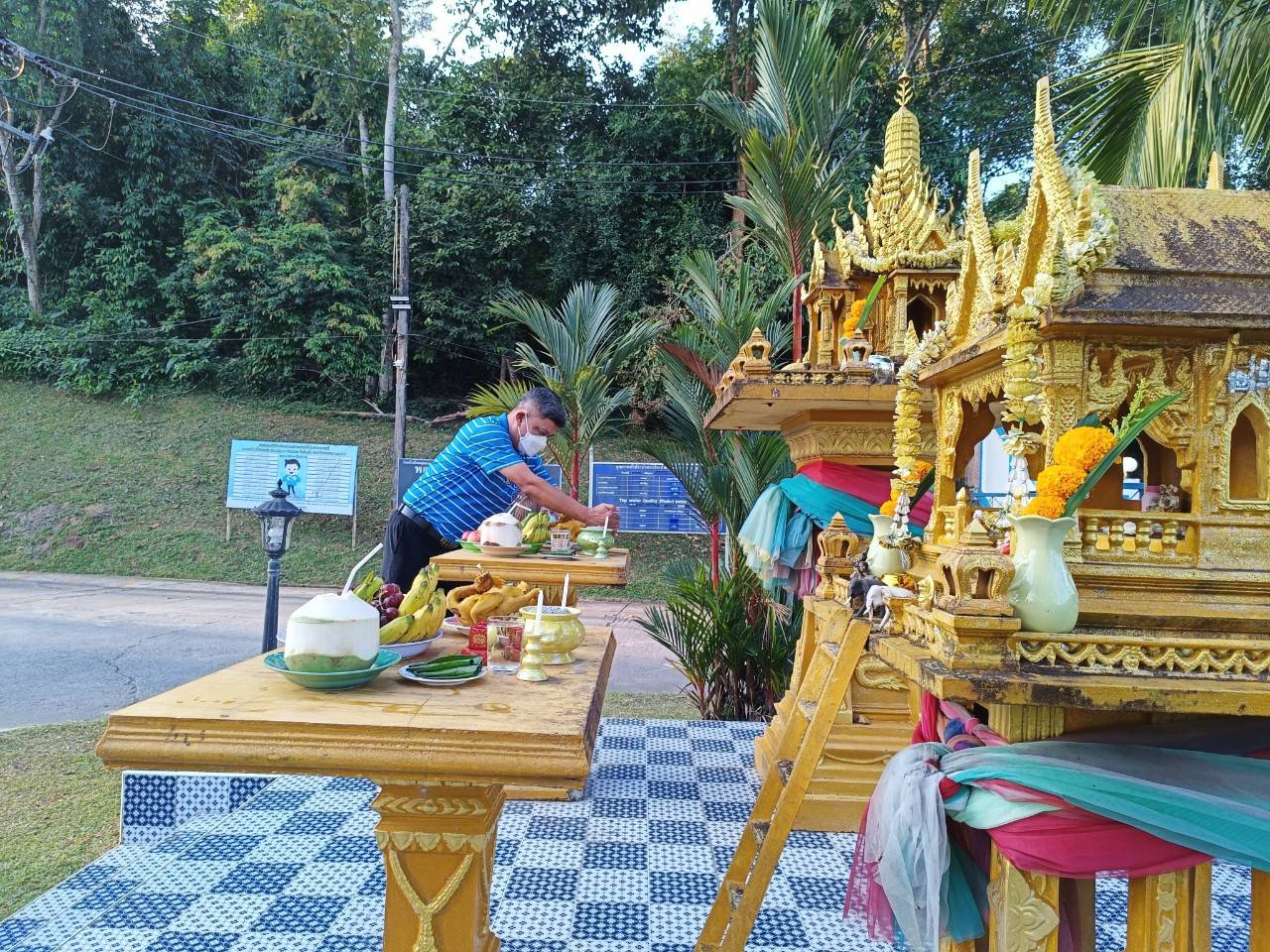 การประปาส่วนภูมิภาคสาขาภูเก็ต จัดกิจกรรมทำบุญสำนักงาน พิธีสักการะพระภูมิเจ้าที่ ศาลพระแม่ธรณีวิสุทธิสรรพสักขีบารมีธำรงชล ที่ประดิษฐานบริเวณด้านหน้าอาคารสำนักงาน และพิธีสักการะศาลเจ้าแม่นวลน้องตะเคียนทอง