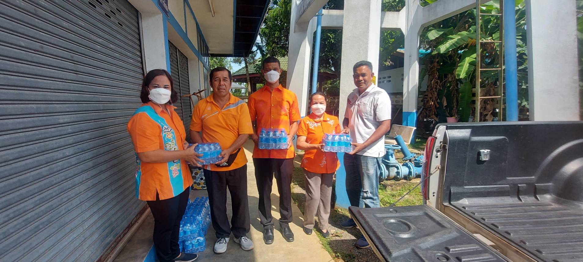 การประปาส่วนภูมิภาคสาขากาญจนดิษฐ์ สนับสนุนน้ำดื่มบรรจุขวดตราสัญลักษณ์ กปภ.ให้กับองค์การบริหารส่วนตำบลตะเคียนทอง  อำเภอ กาญจนดิษฐ์จังหวัดสุราษฎร์ธานี